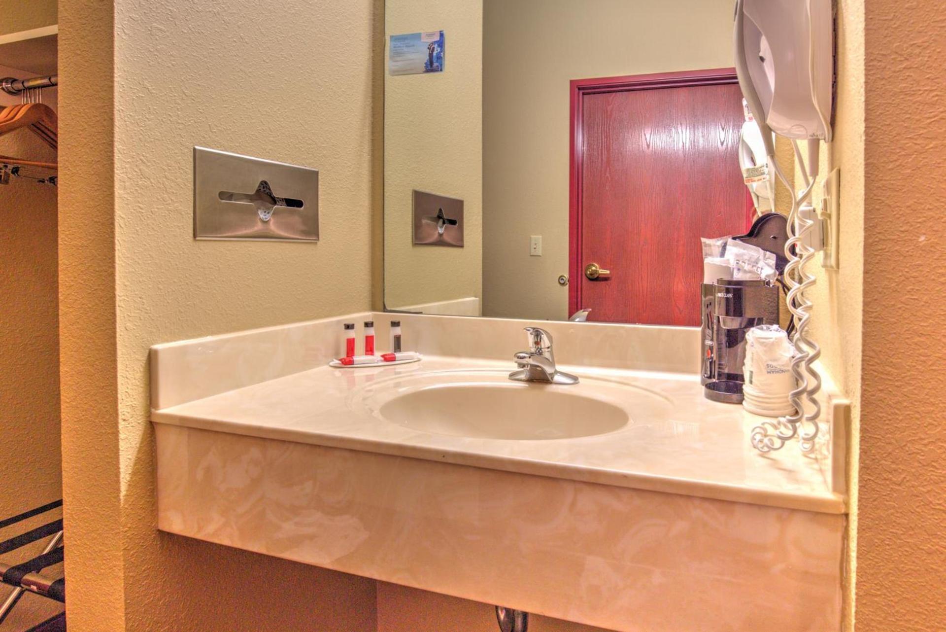 Super 8 by Wyndham Waterloo photo 32