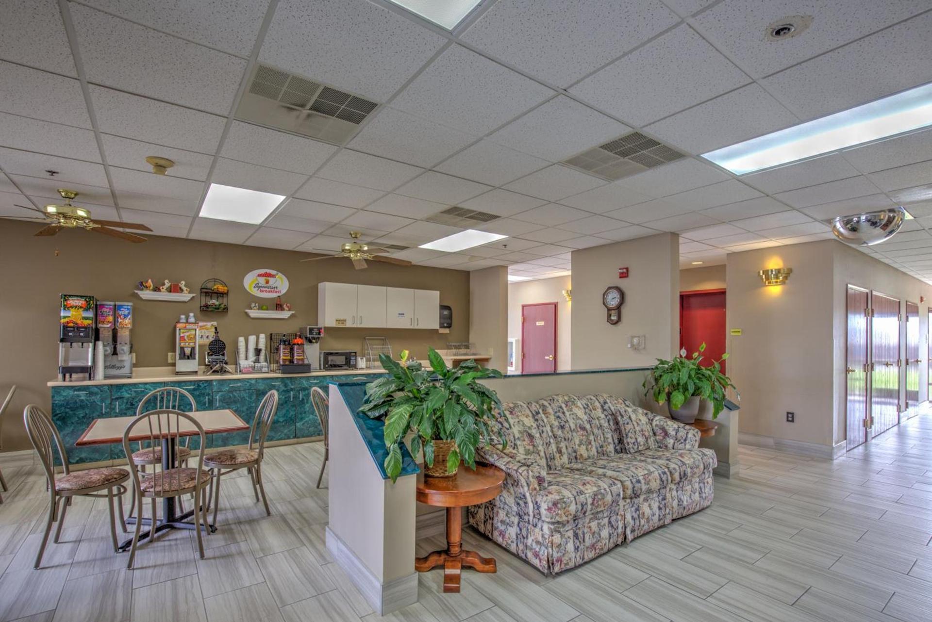 Super 8 by Wyndham Waterloo photo 28