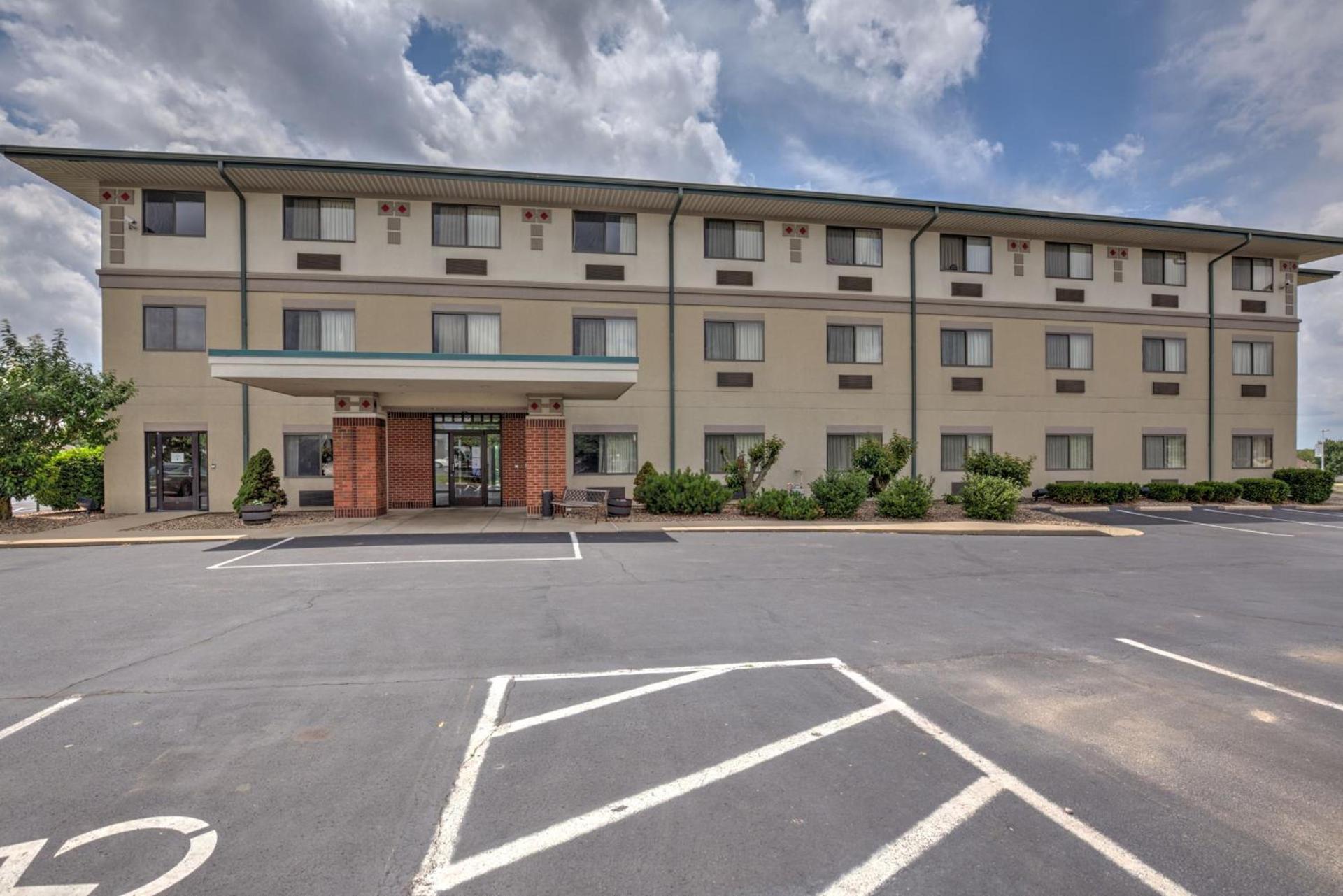 Super 8 by Wyndham Waterloo photo 46