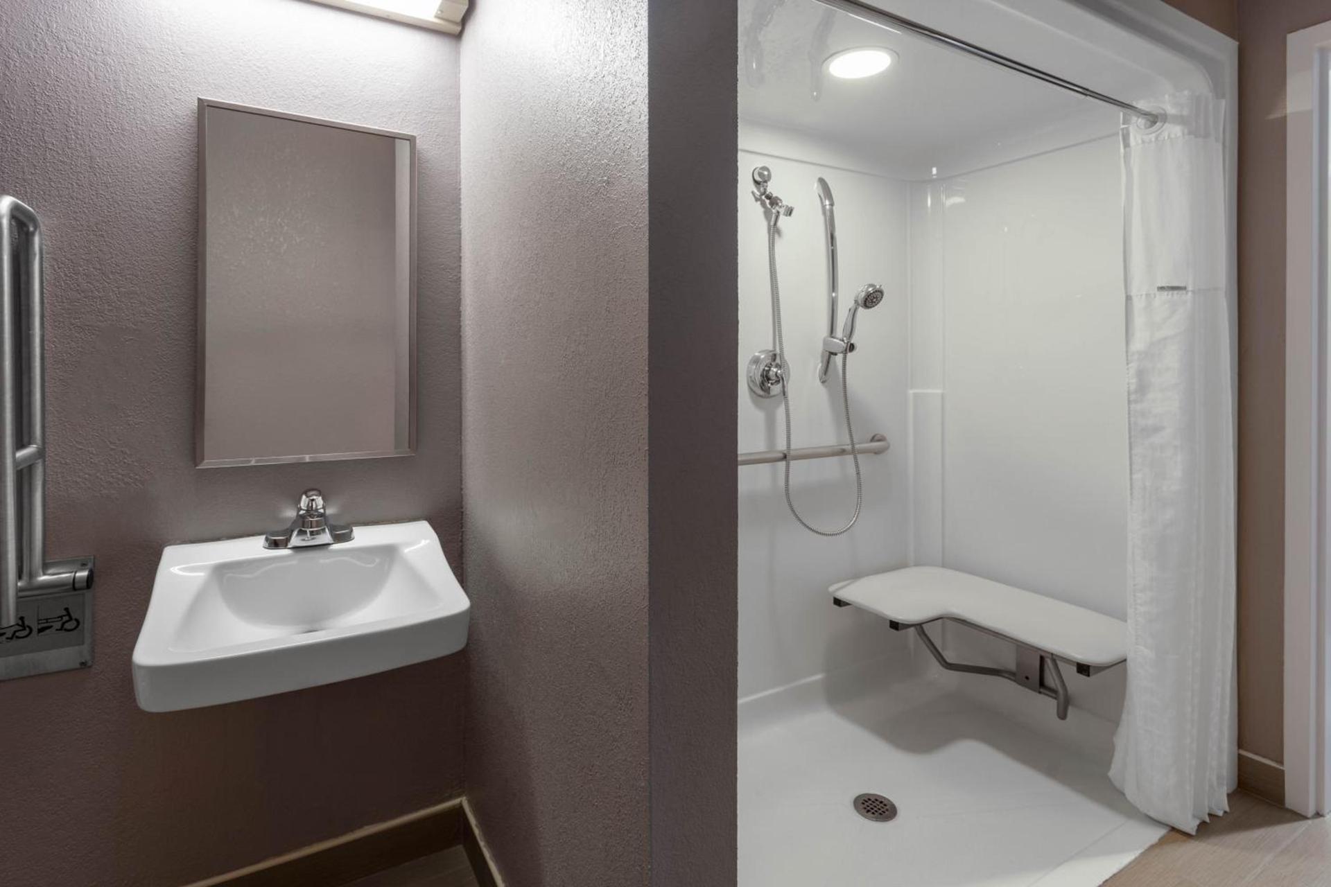 Microtel Inn & Suites by Wyndham Bethel/Danbury photo 28
