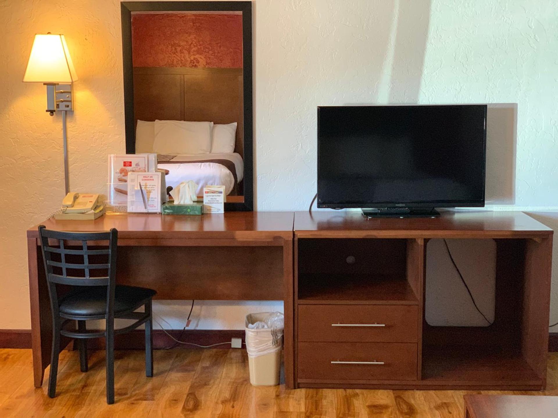 Red Carpet Inn Medford photo 20