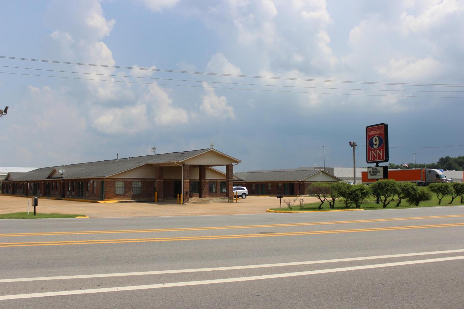 Nationwide 9 Inn photo 1