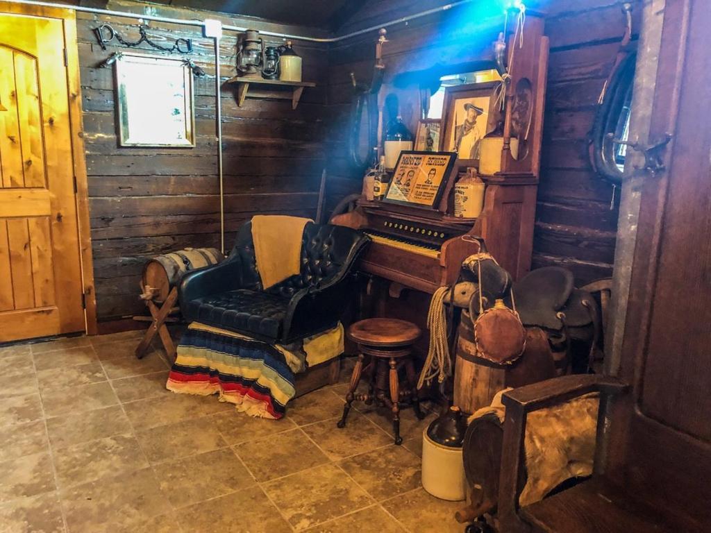 Samantha's Timber Inn photo 30