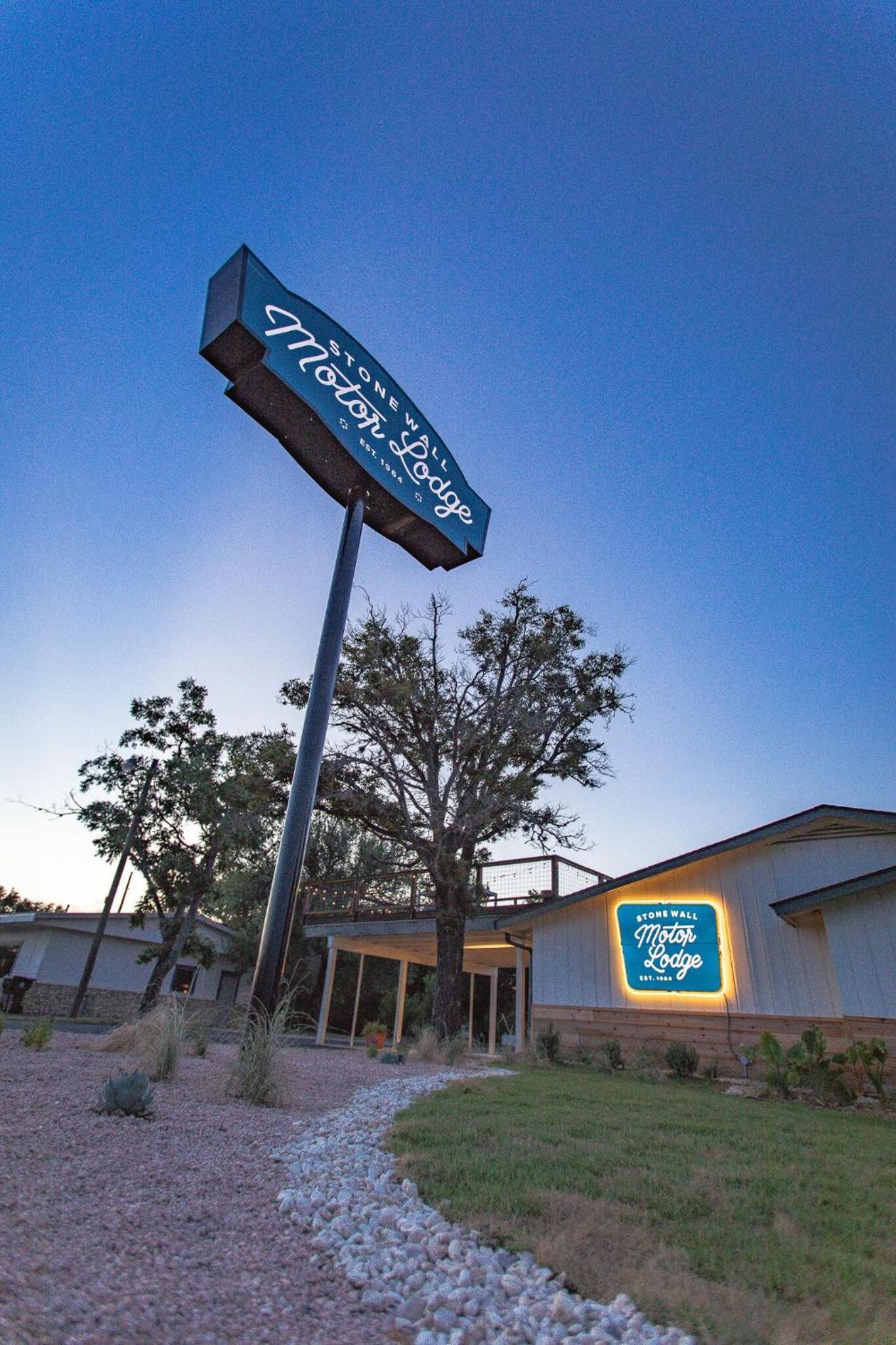 Stonewall Motor Lodge photo 1
