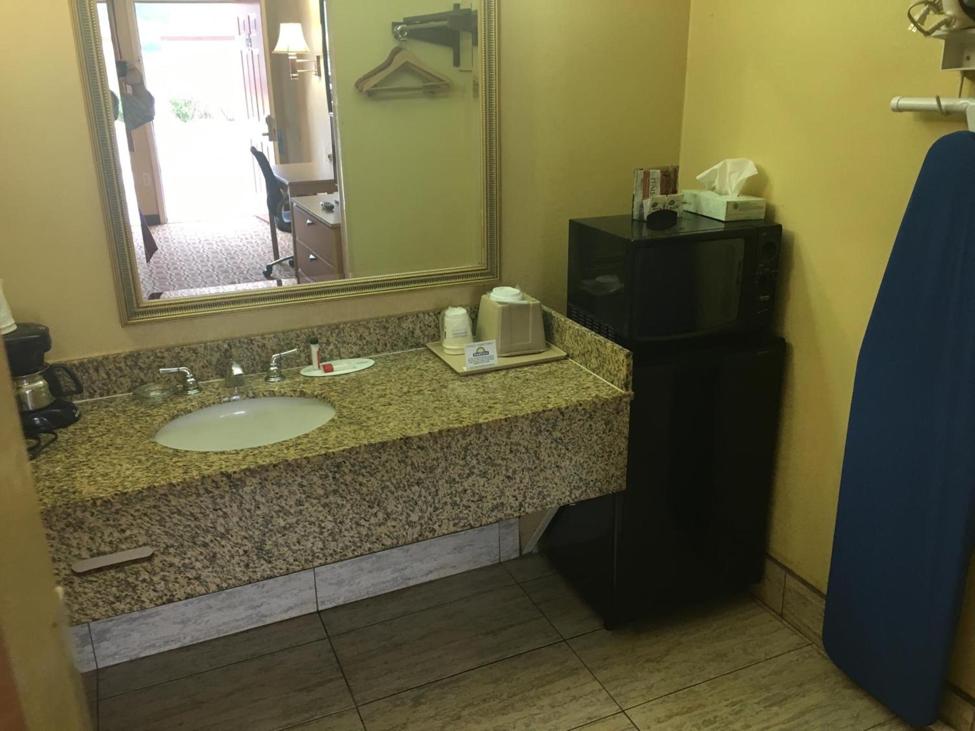 Days Inn by Wyndham Yazoo City photo 18