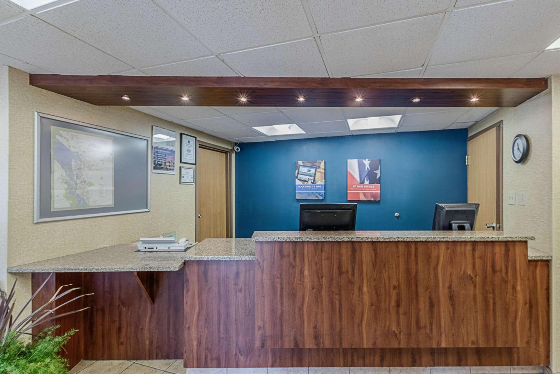 Days Inn by Wyndham La Crosse photo 3