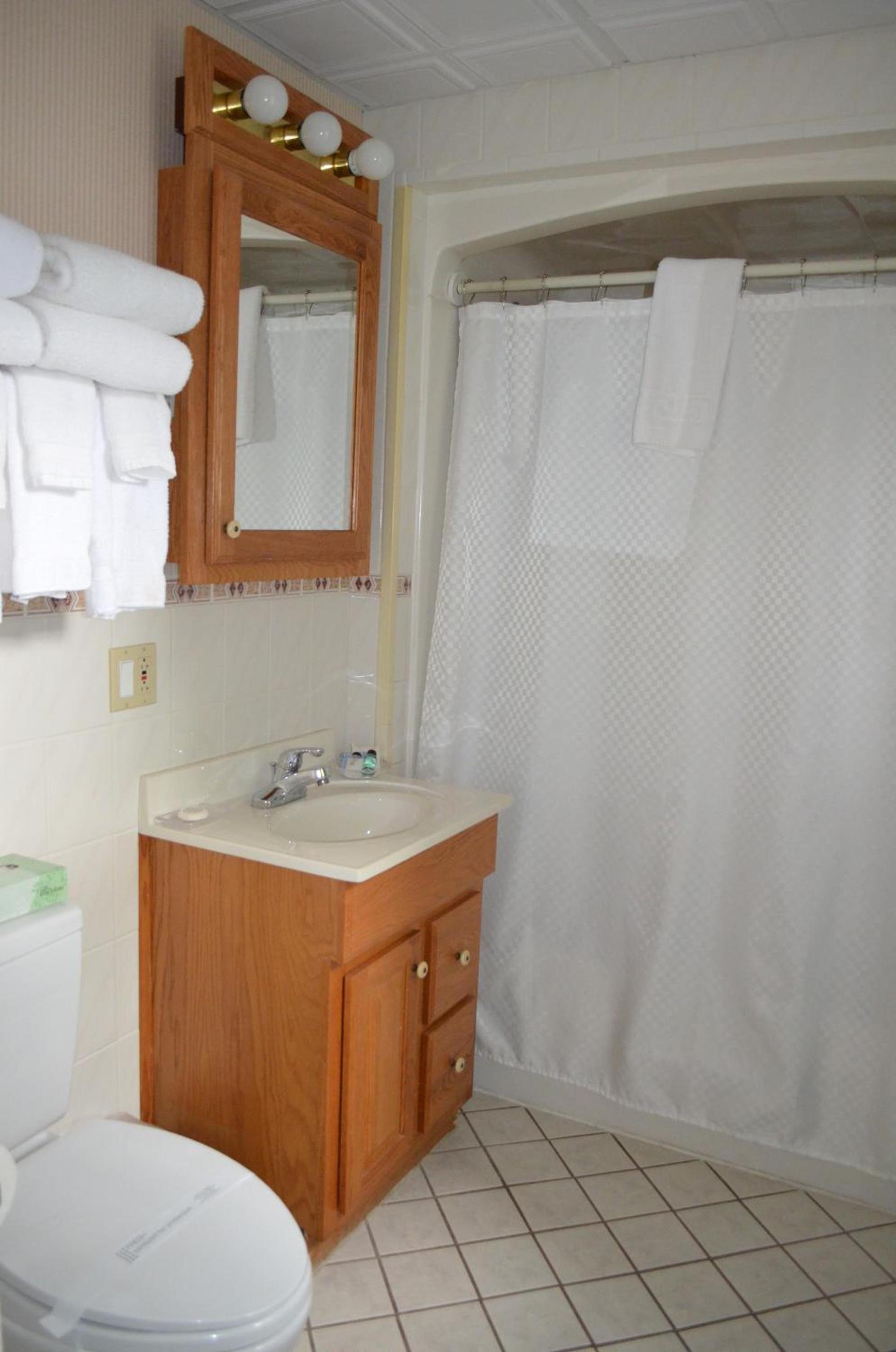 Maple Terrace Motel photo 64