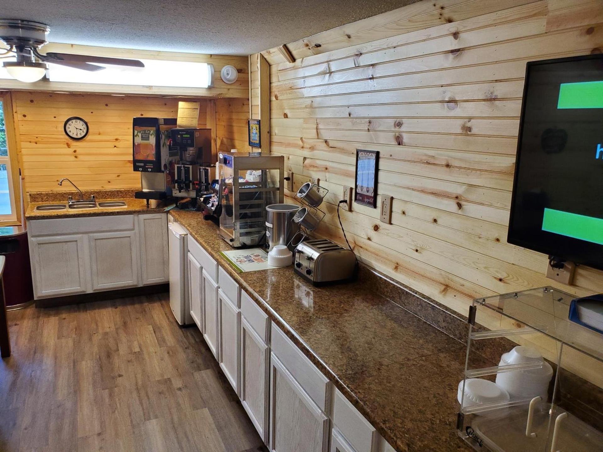 Colonial House Motel photo 44