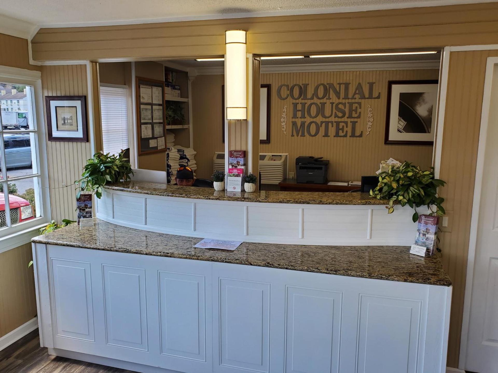 Colonial House Motel photo 40