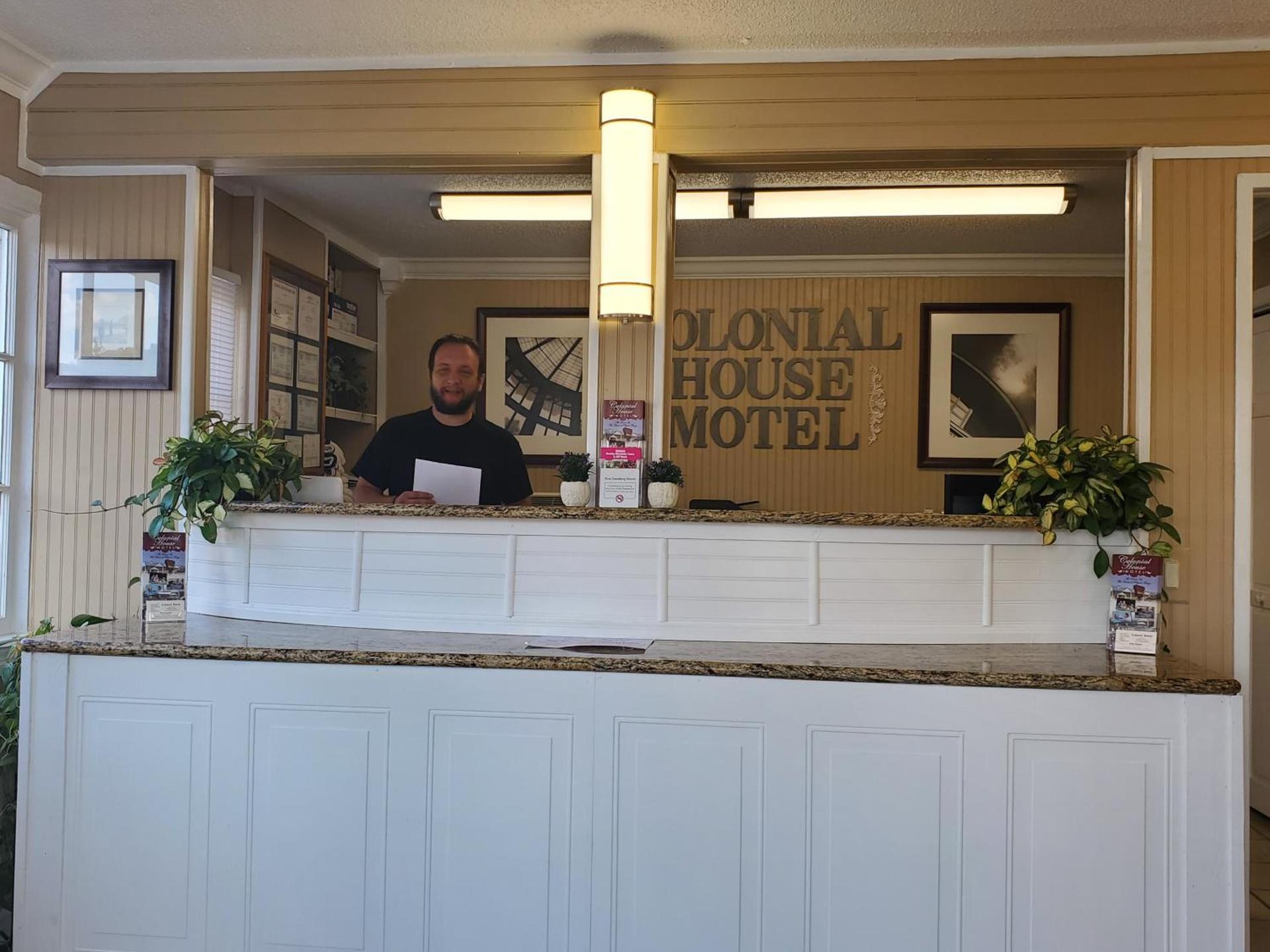 Colonial House Motel photo 41
