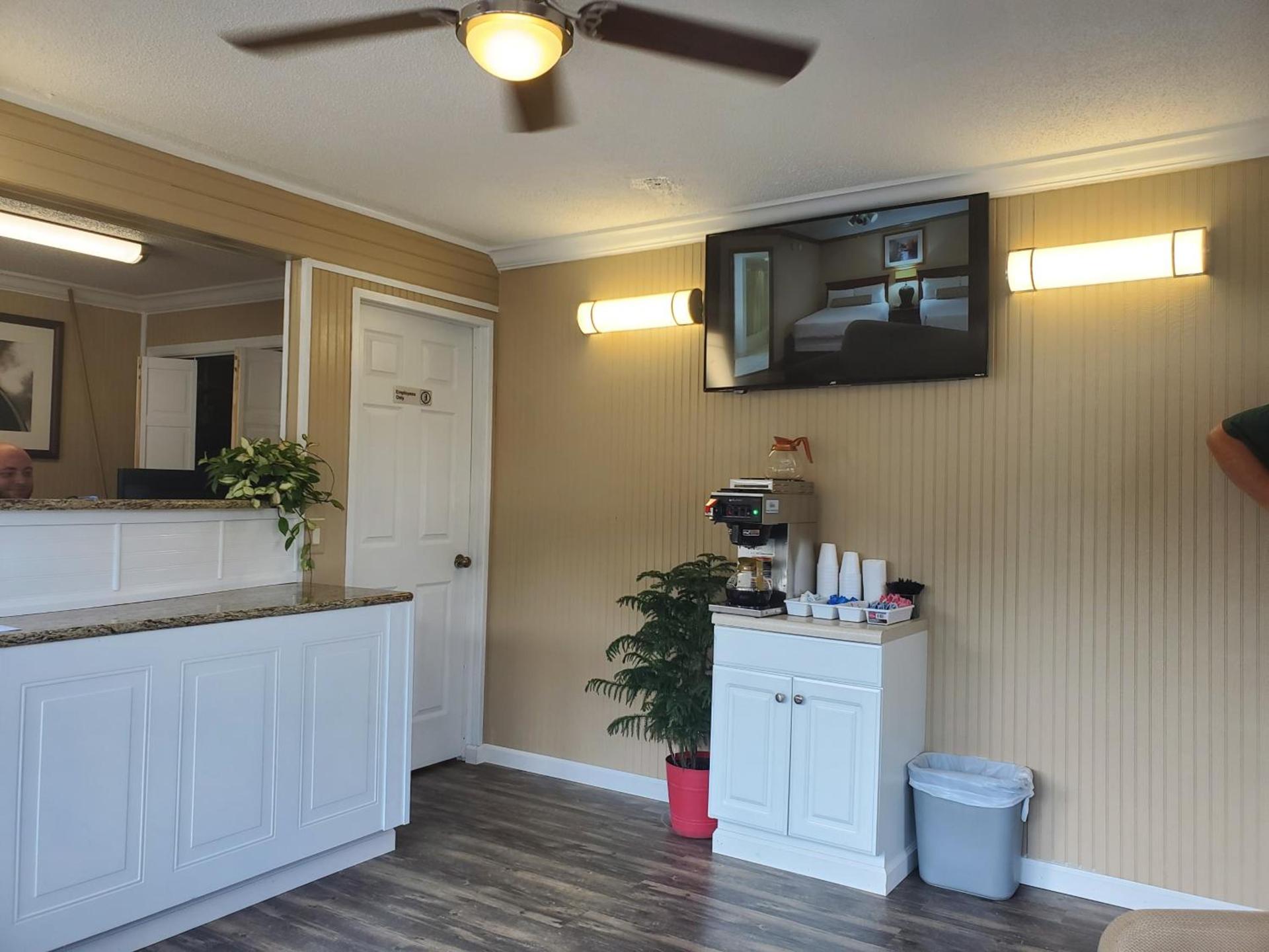 Colonial House Motel photo 42