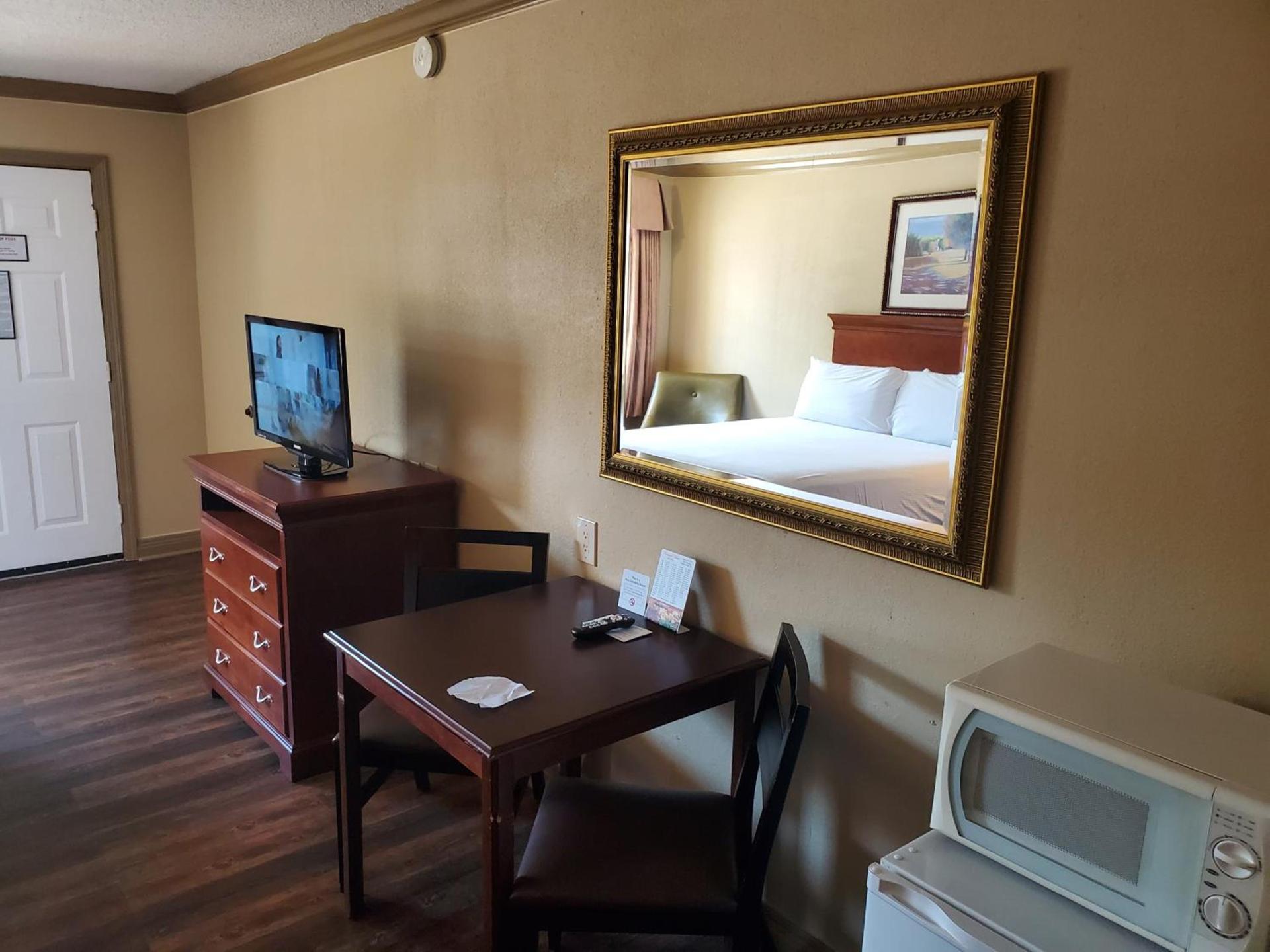 Colonial House Motel photo 58