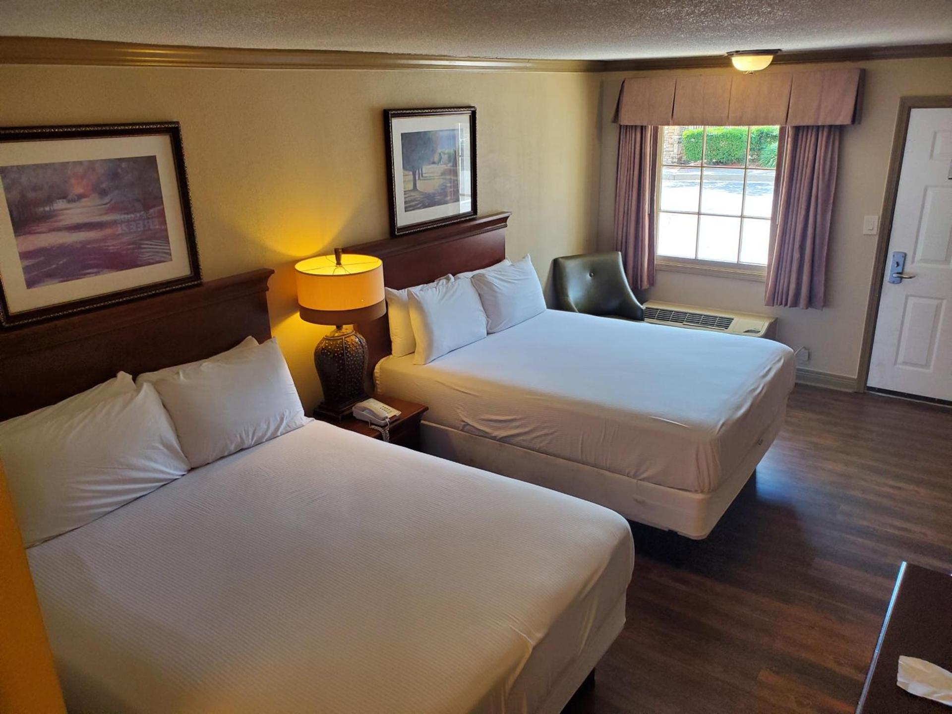 Colonial House Motel photo 57