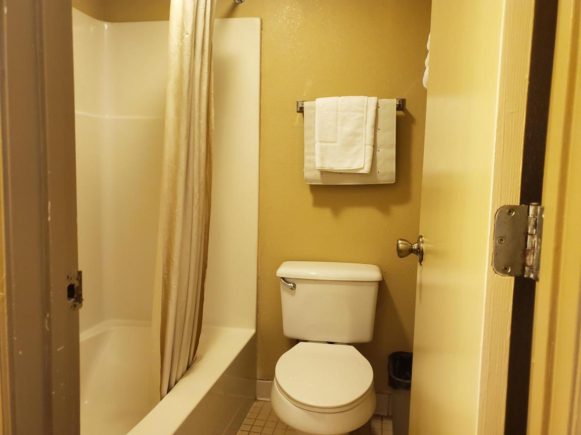 Colonial House Motel photo 56