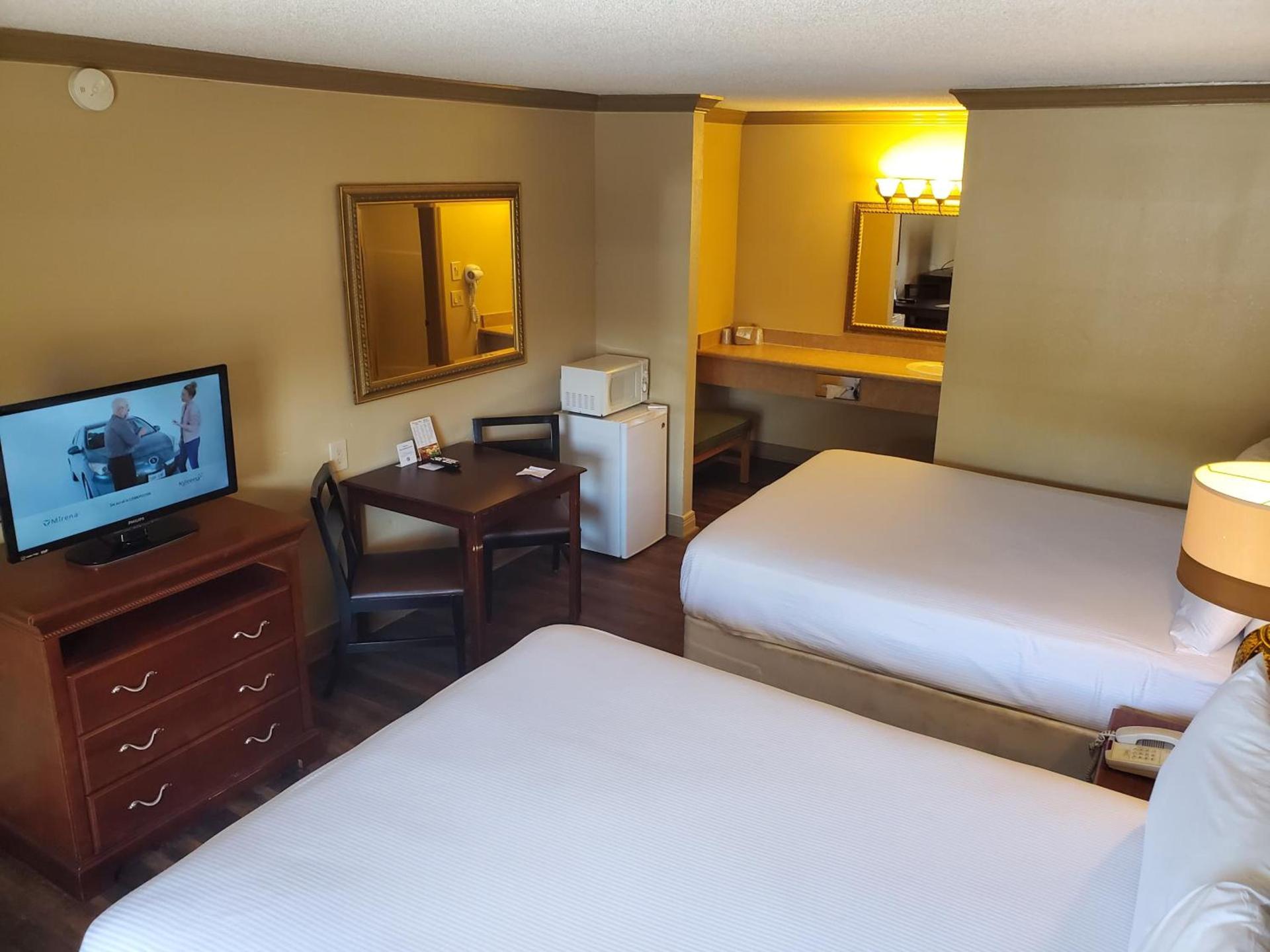 Colonial House Motel photo 55