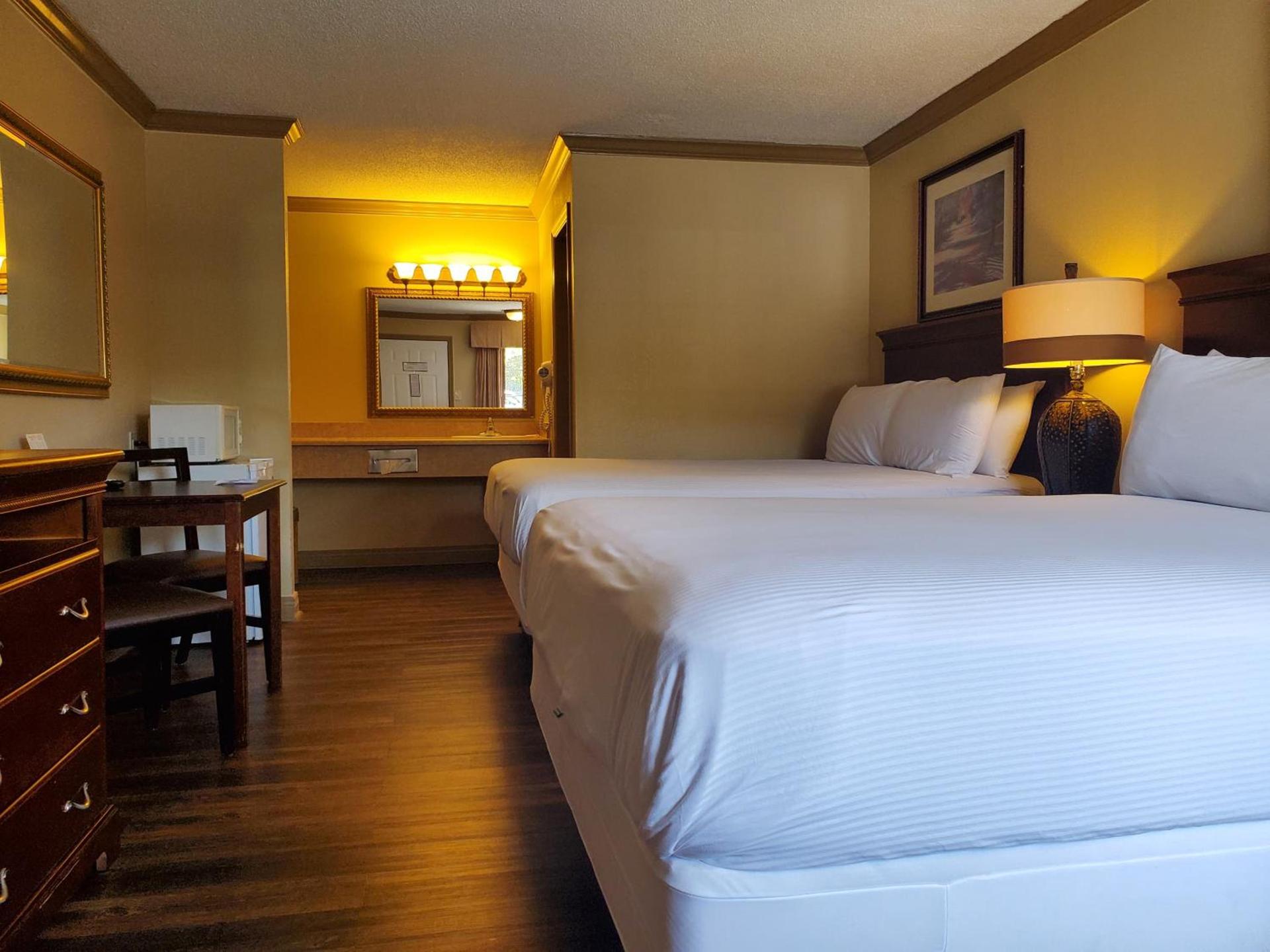 Colonial House Motel photo 54