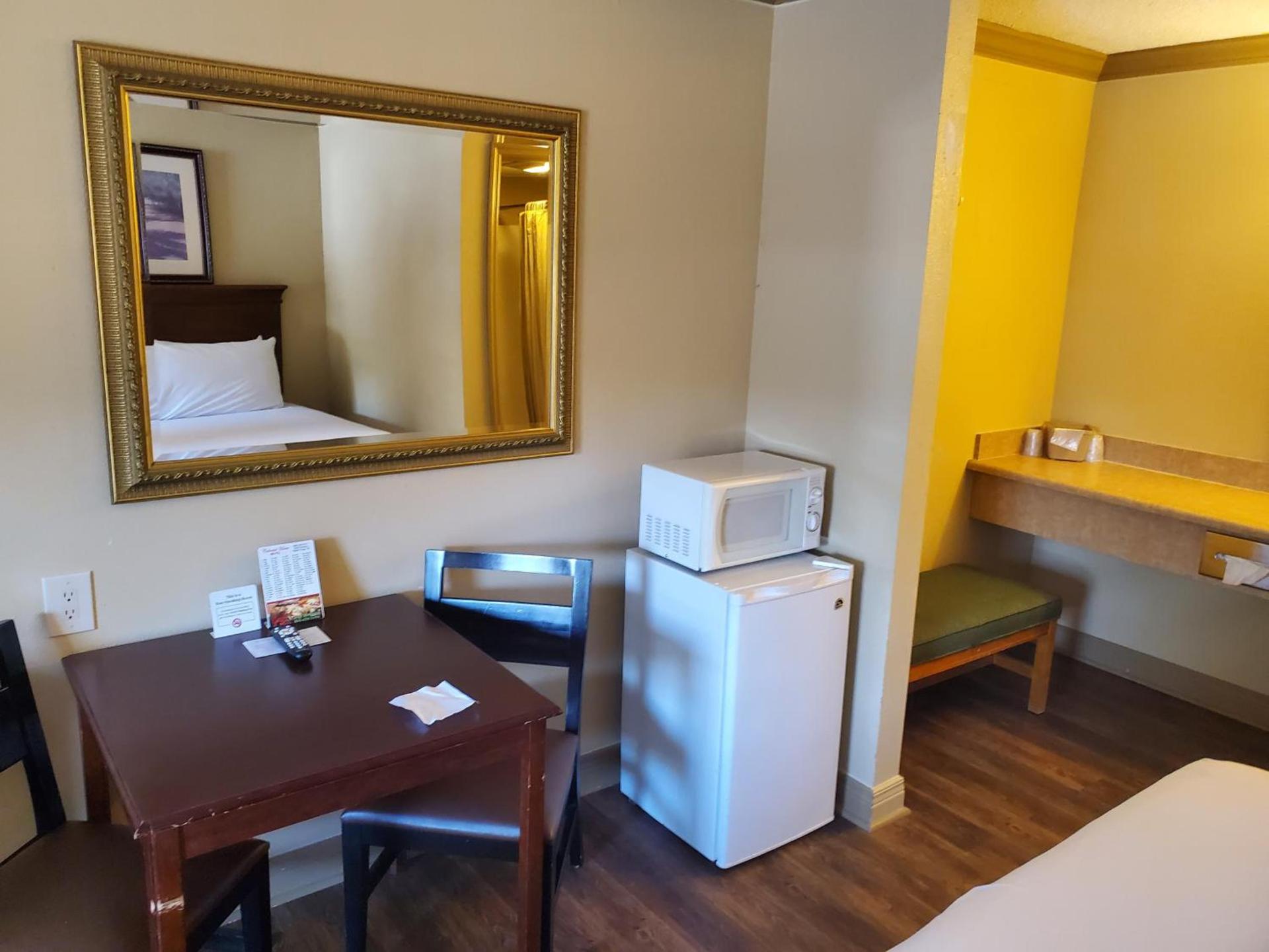 Colonial House Motel photo 53