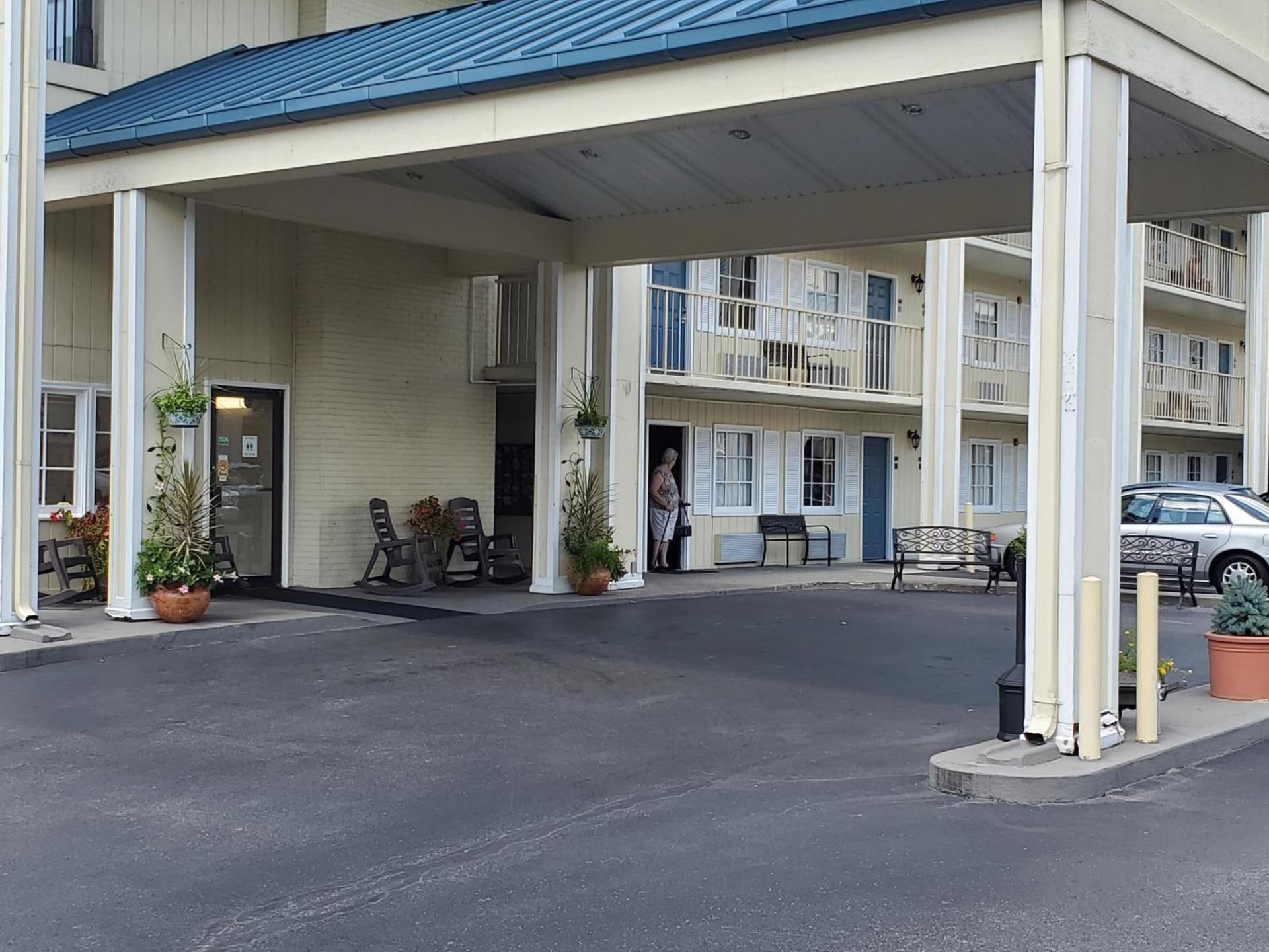 Colonial House Motel photo 69