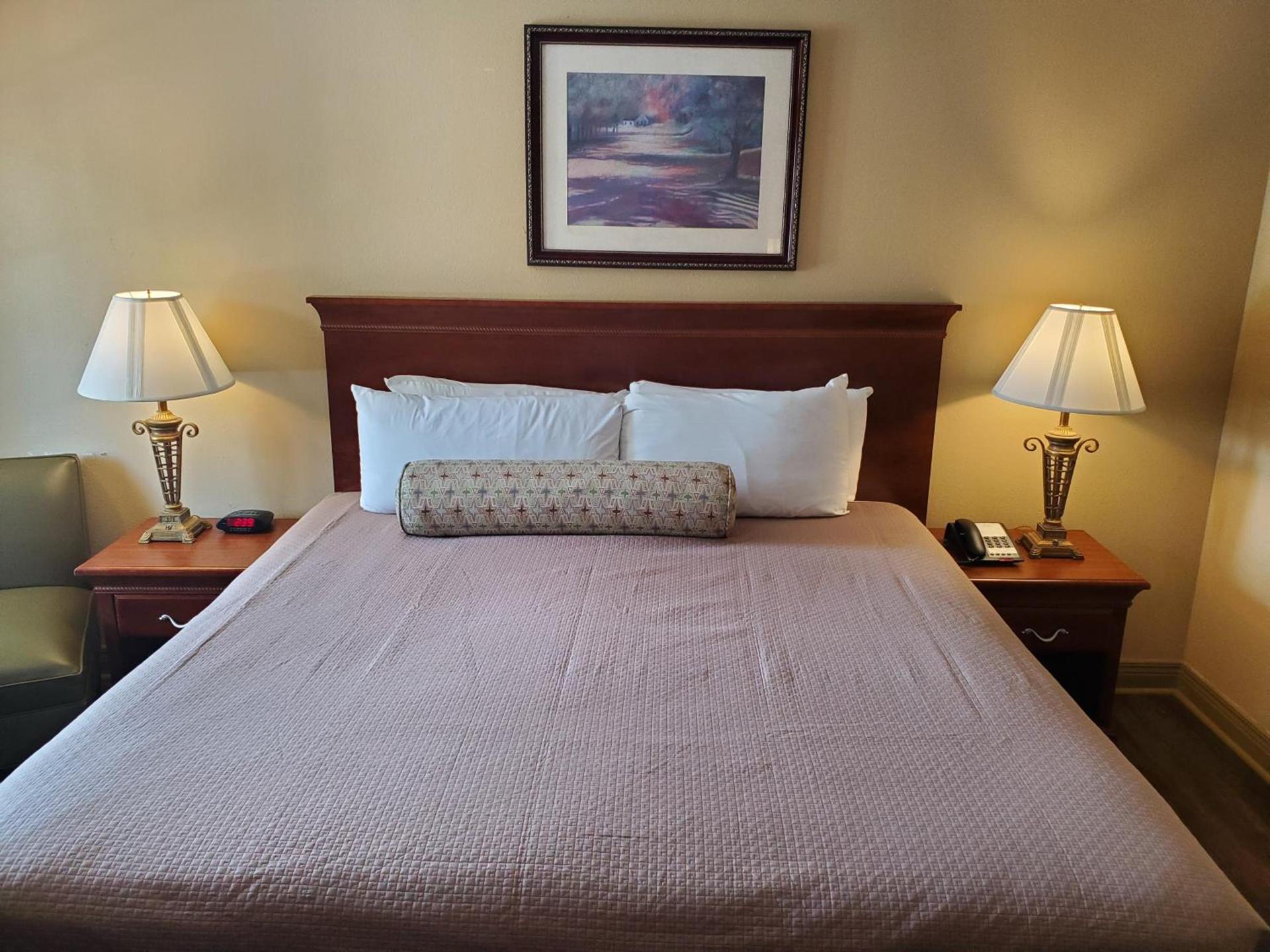Colonial House Motel photo 35