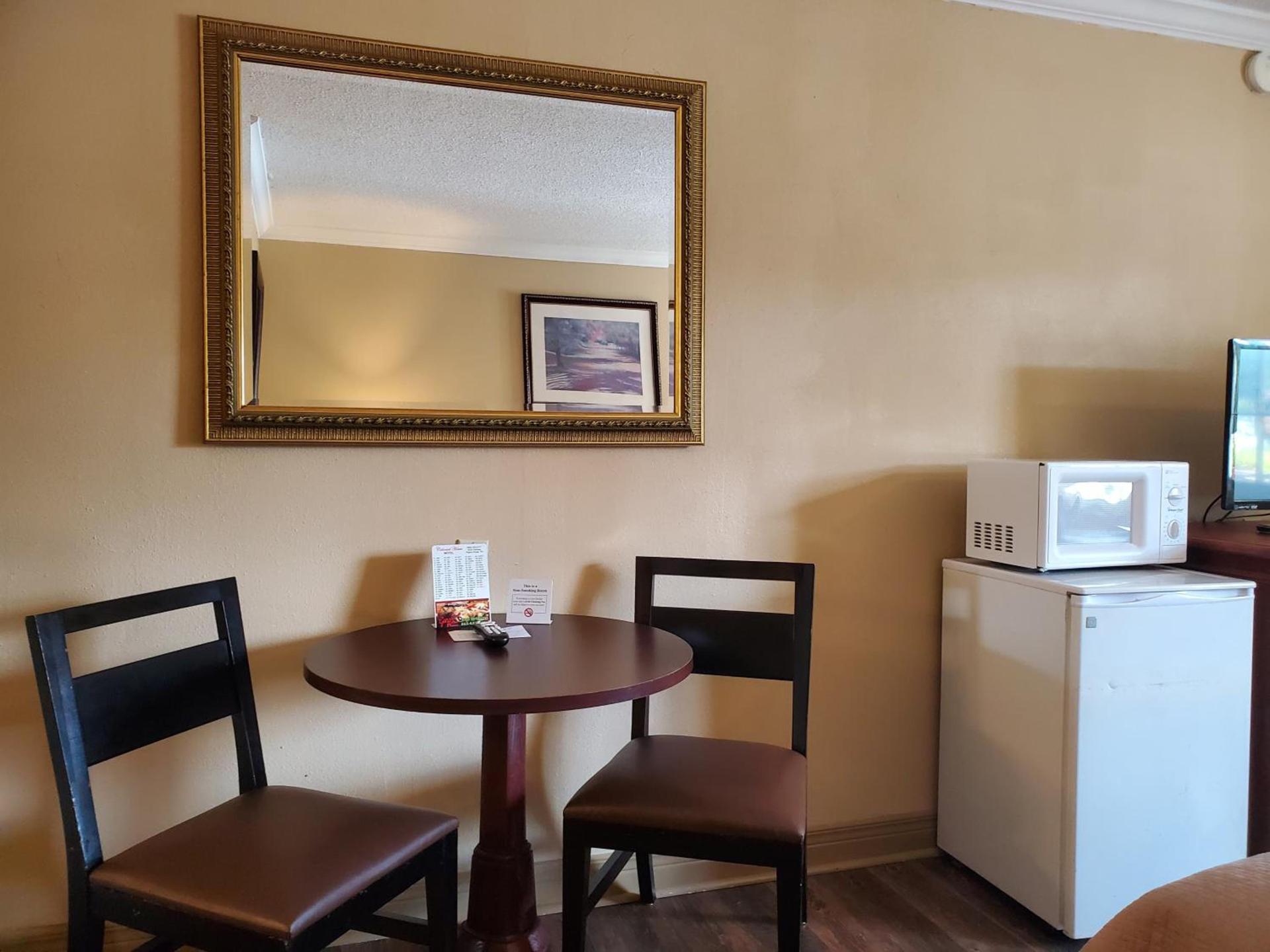 Colonial House Motel photo 36