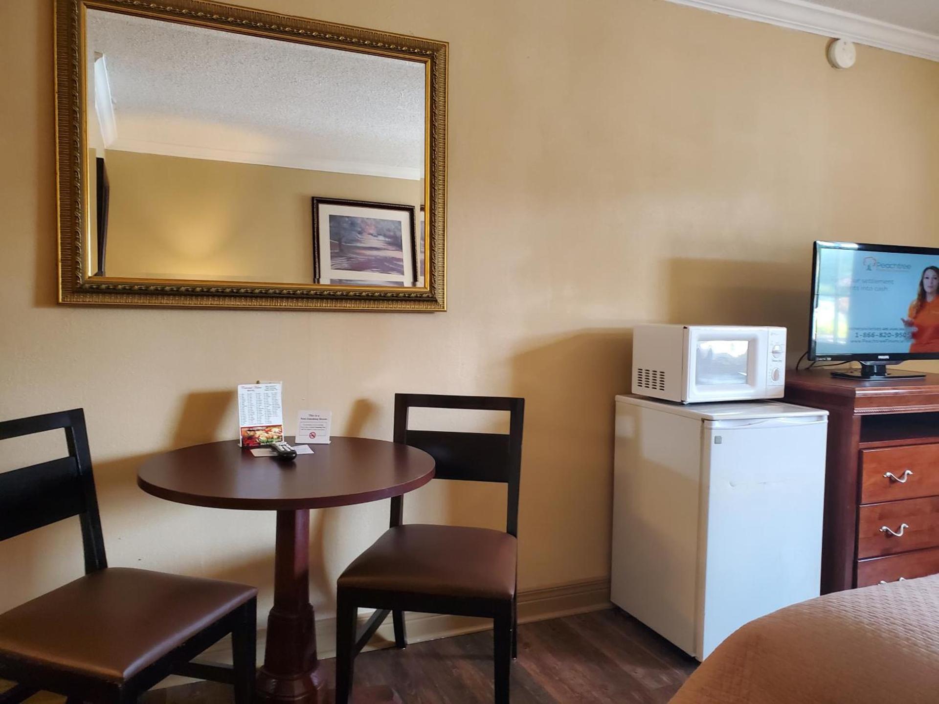 Colonial House Motel photo 37