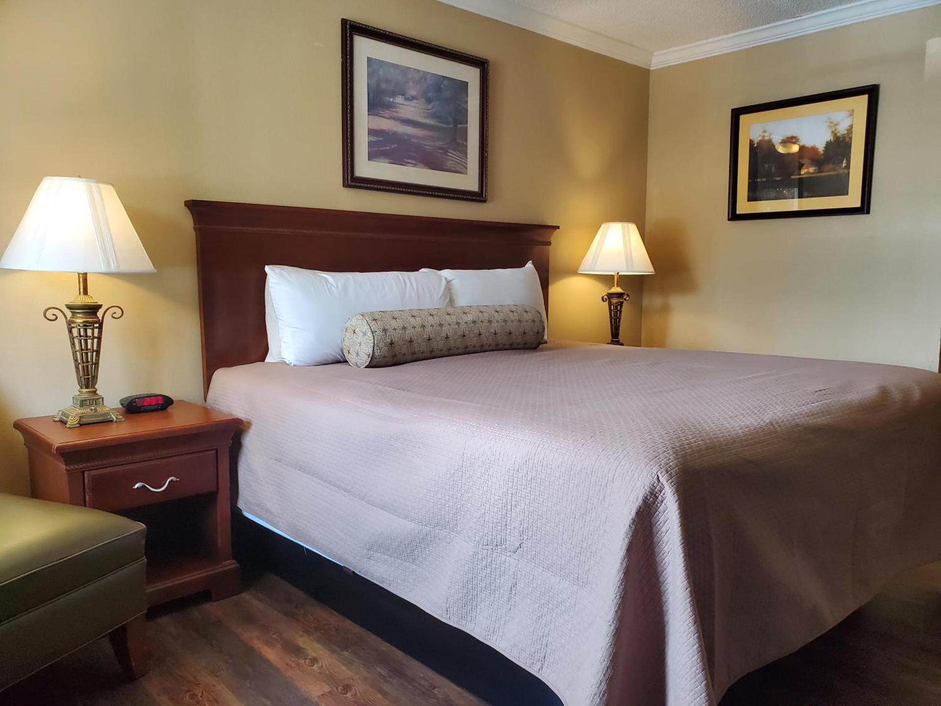 Colonial House Motel photo 38