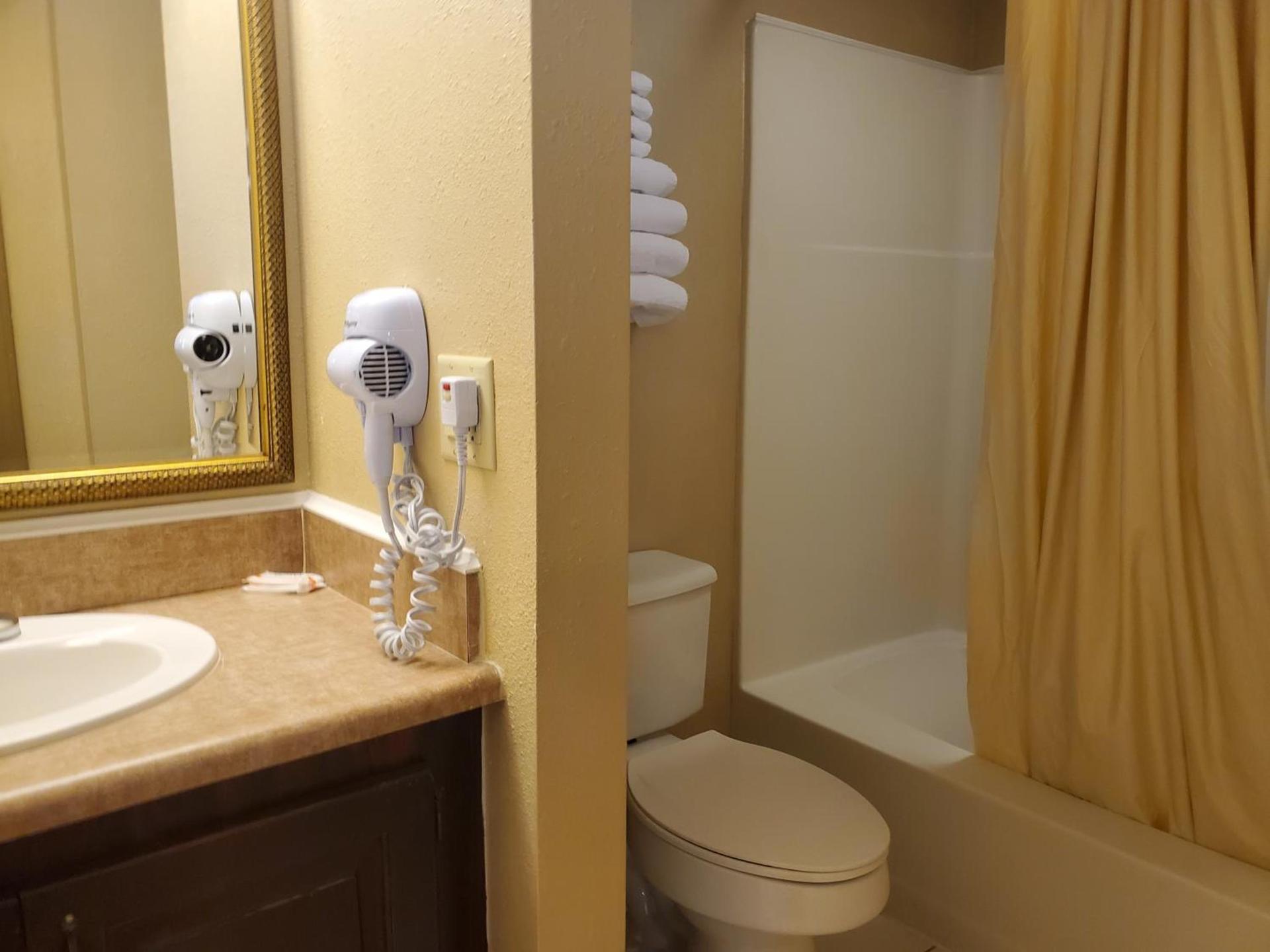 Colonial House Motel photo 60