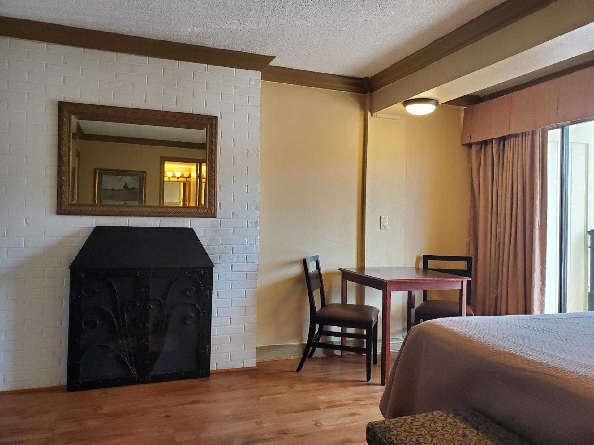 Colonial House Motel photo 24