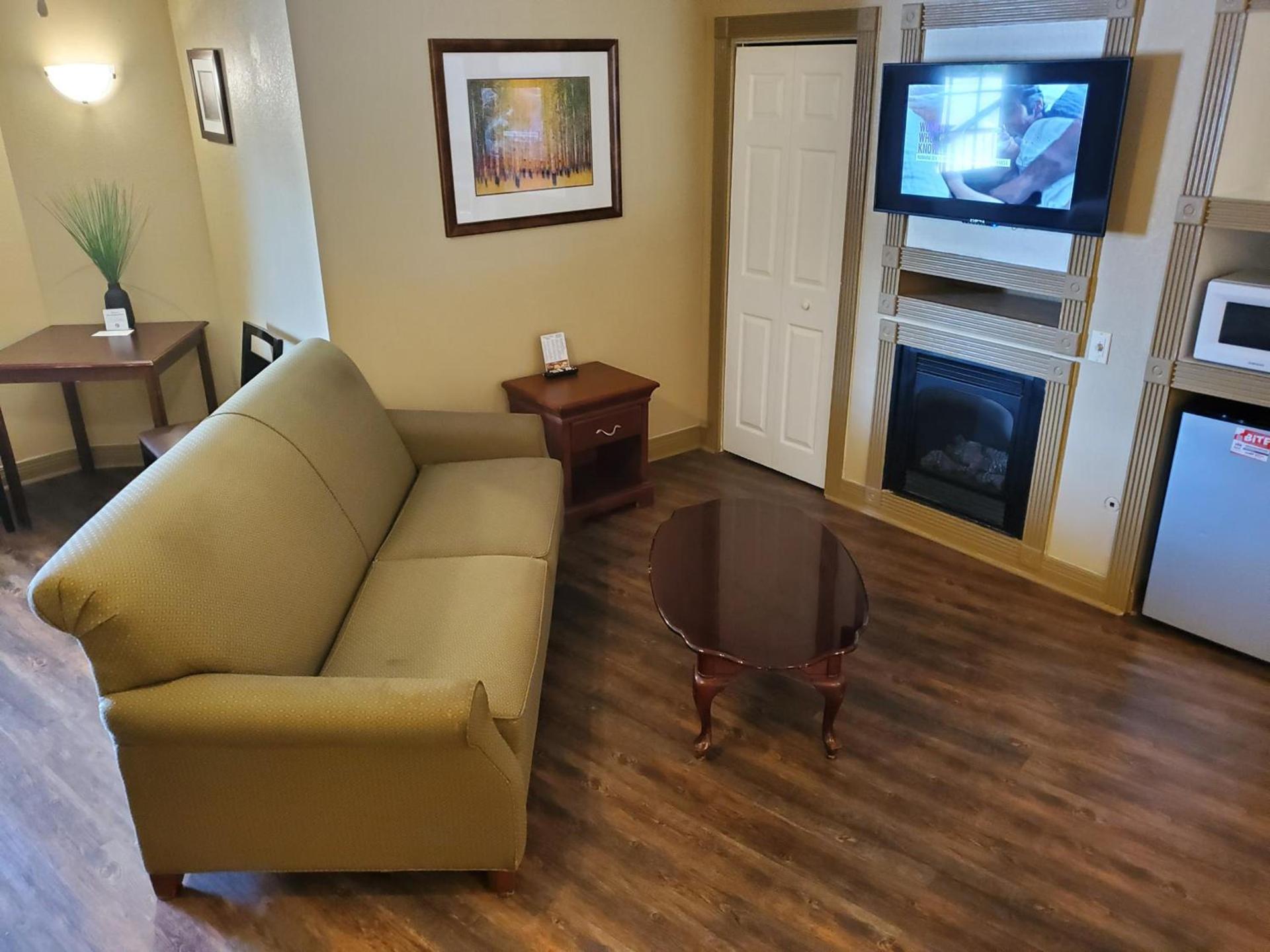 Colonial House Motel photo 22