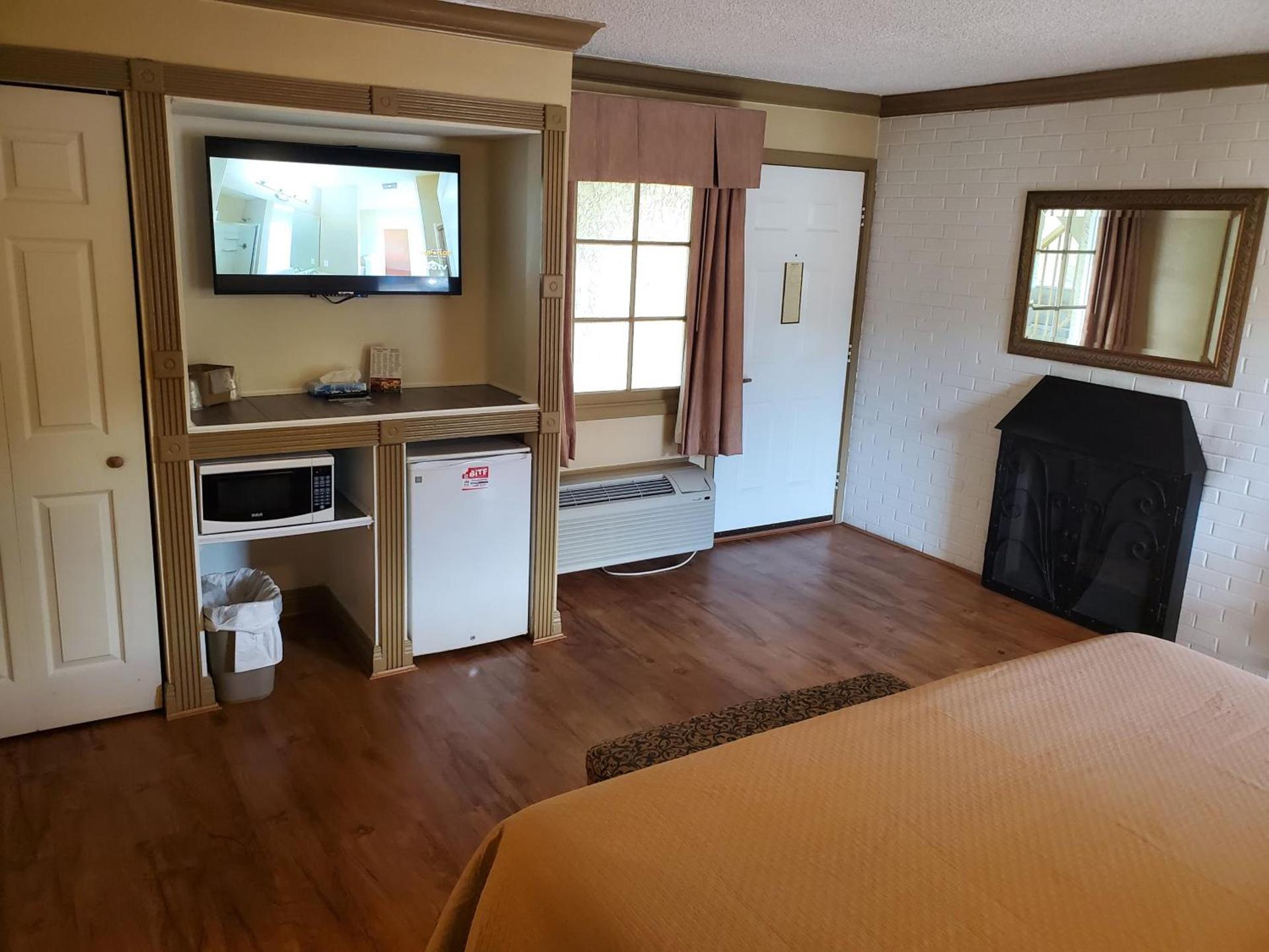 Colonial House Motel photo 26