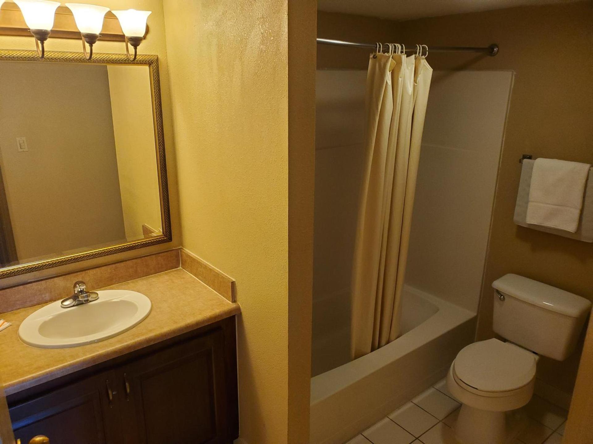 Colonial House Motel photo 23