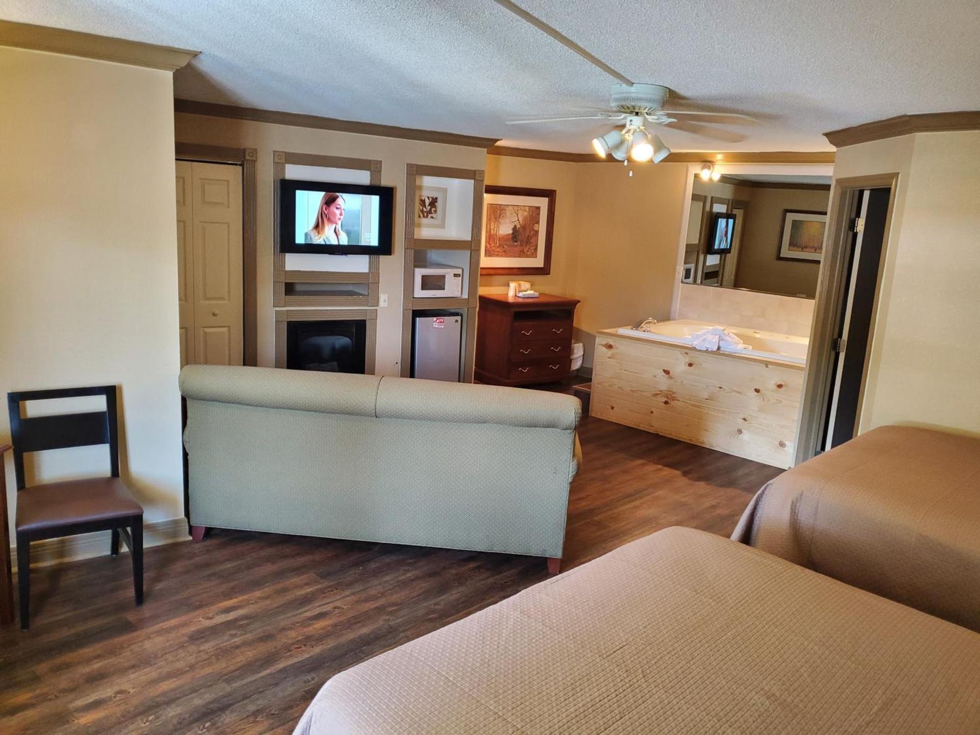 Colonial House Motel photo 25