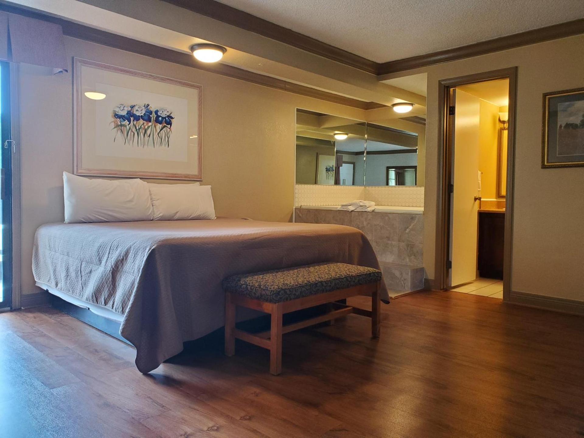 Colonial House Motel photo 30