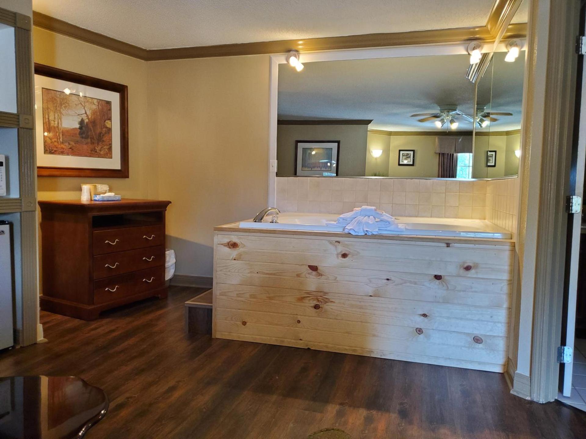 Colonial House Motel photo 31
