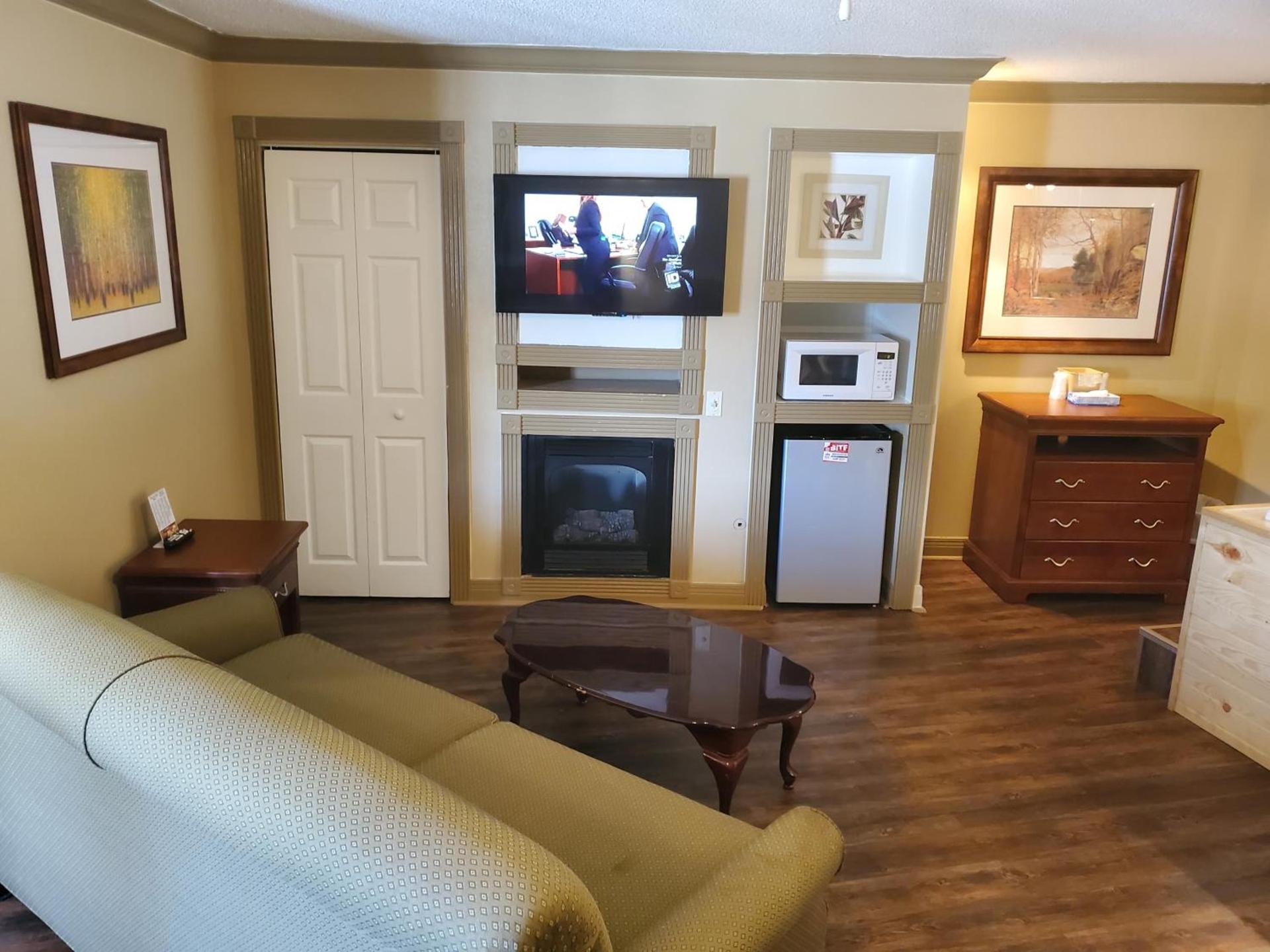 Colonial House Motel photo 32