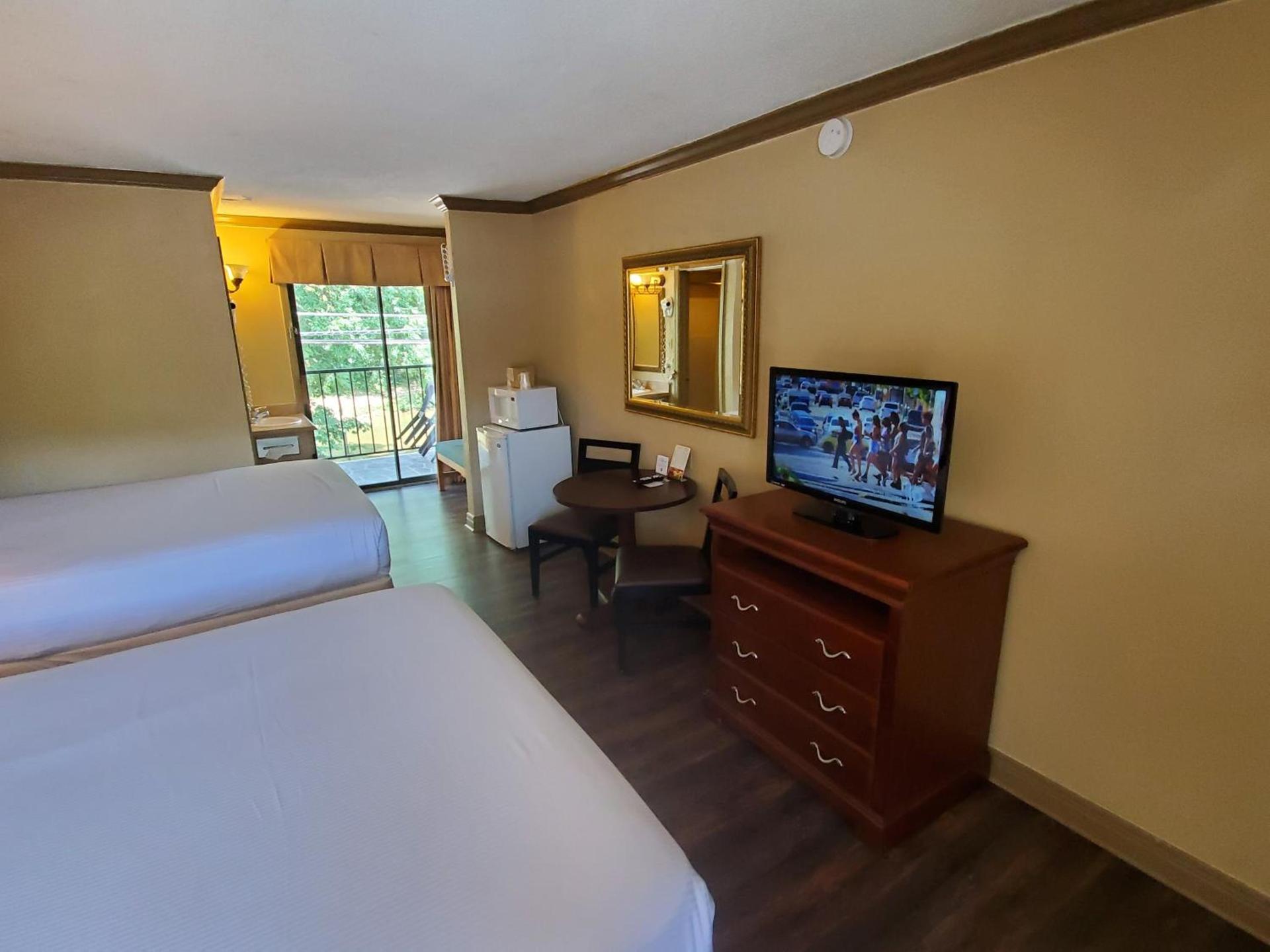 Colonial House Motel photo 8