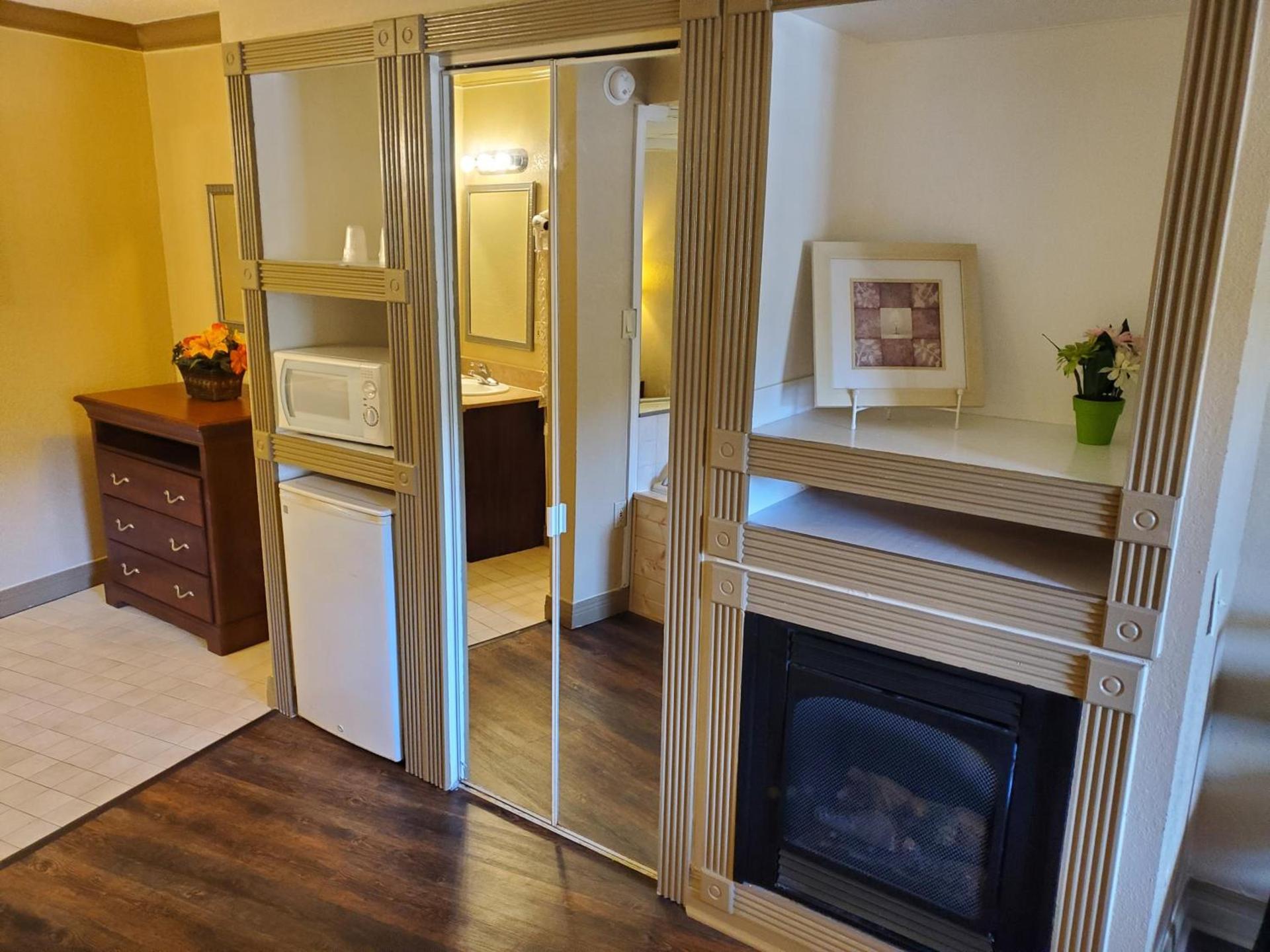 Colonial House Motel photo 12