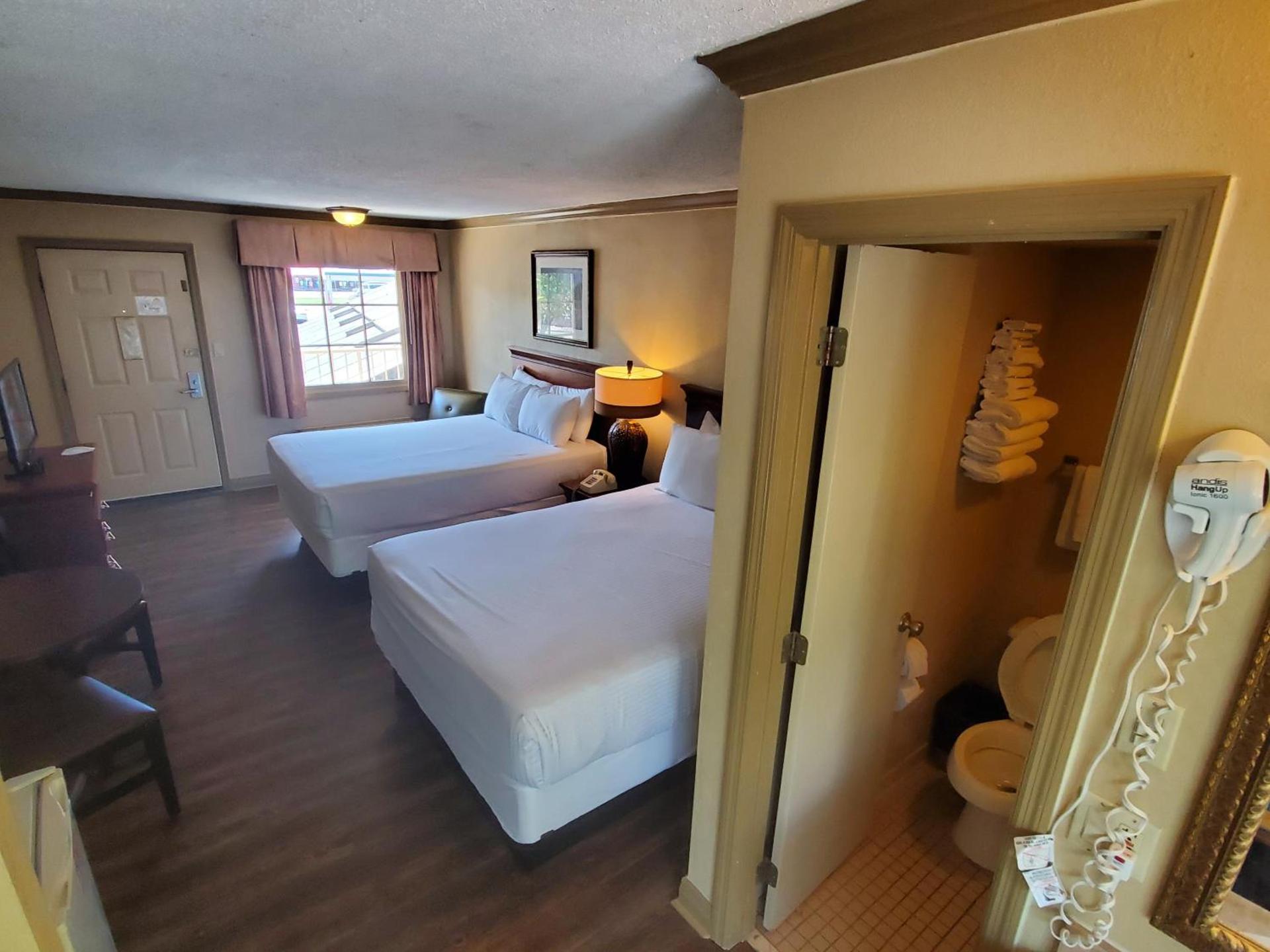 Colonial House Motel photo 17