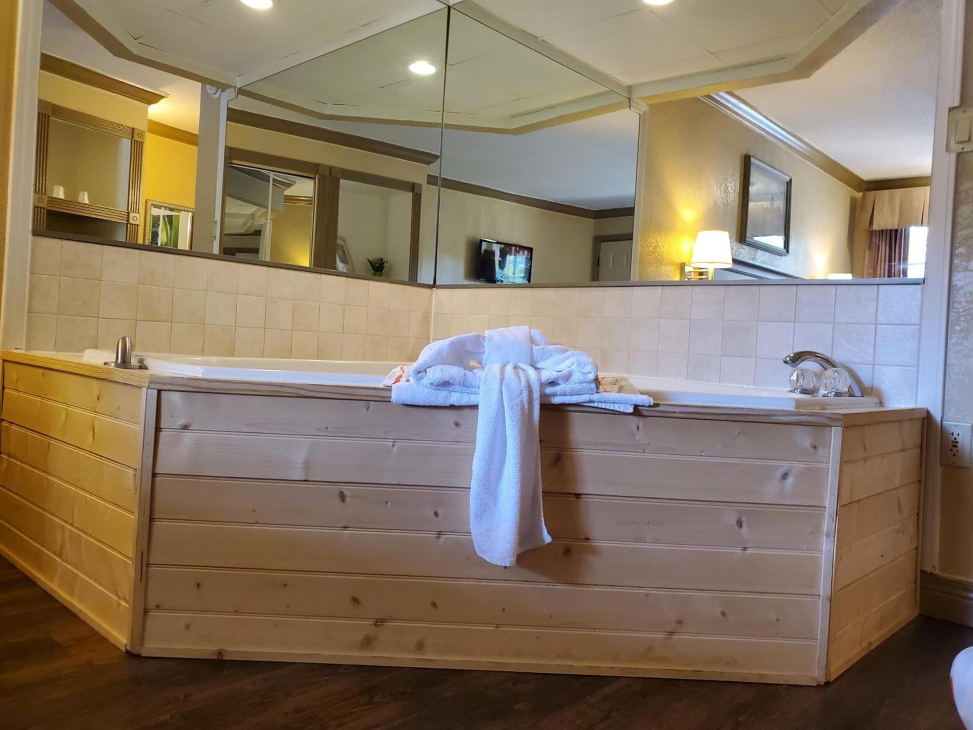 Colonial House Motel photo 14