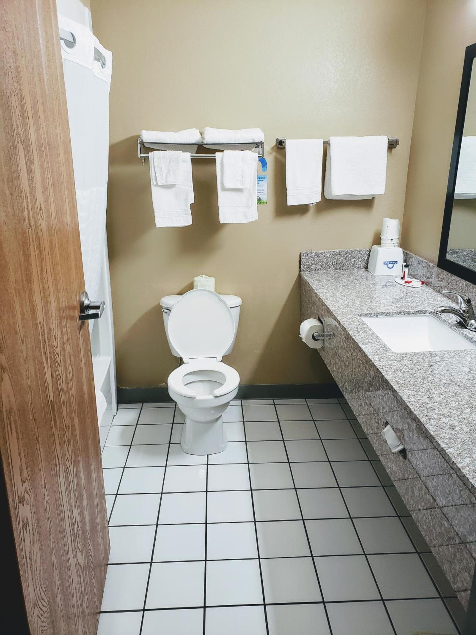 Days Inn & Suites by Wyndham Morris I-80 photo 41