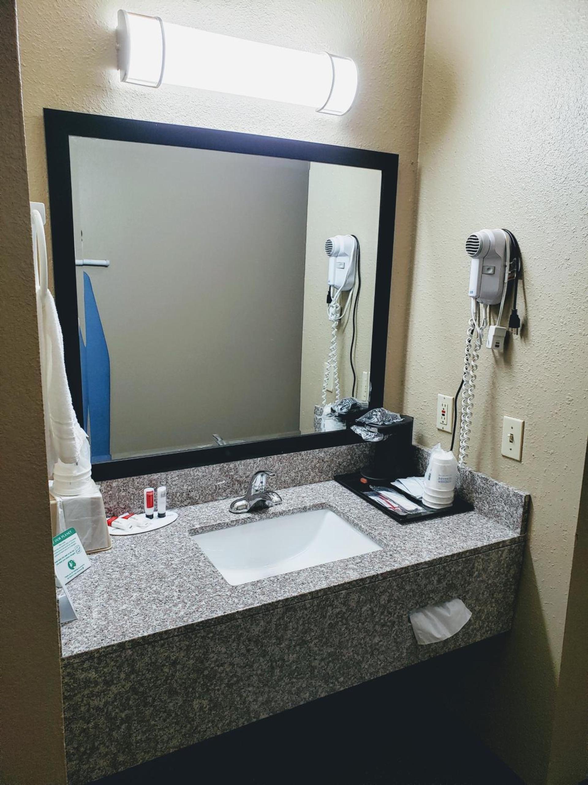 Days Inn & Suites by Wyndham Morris I-80 photo 44