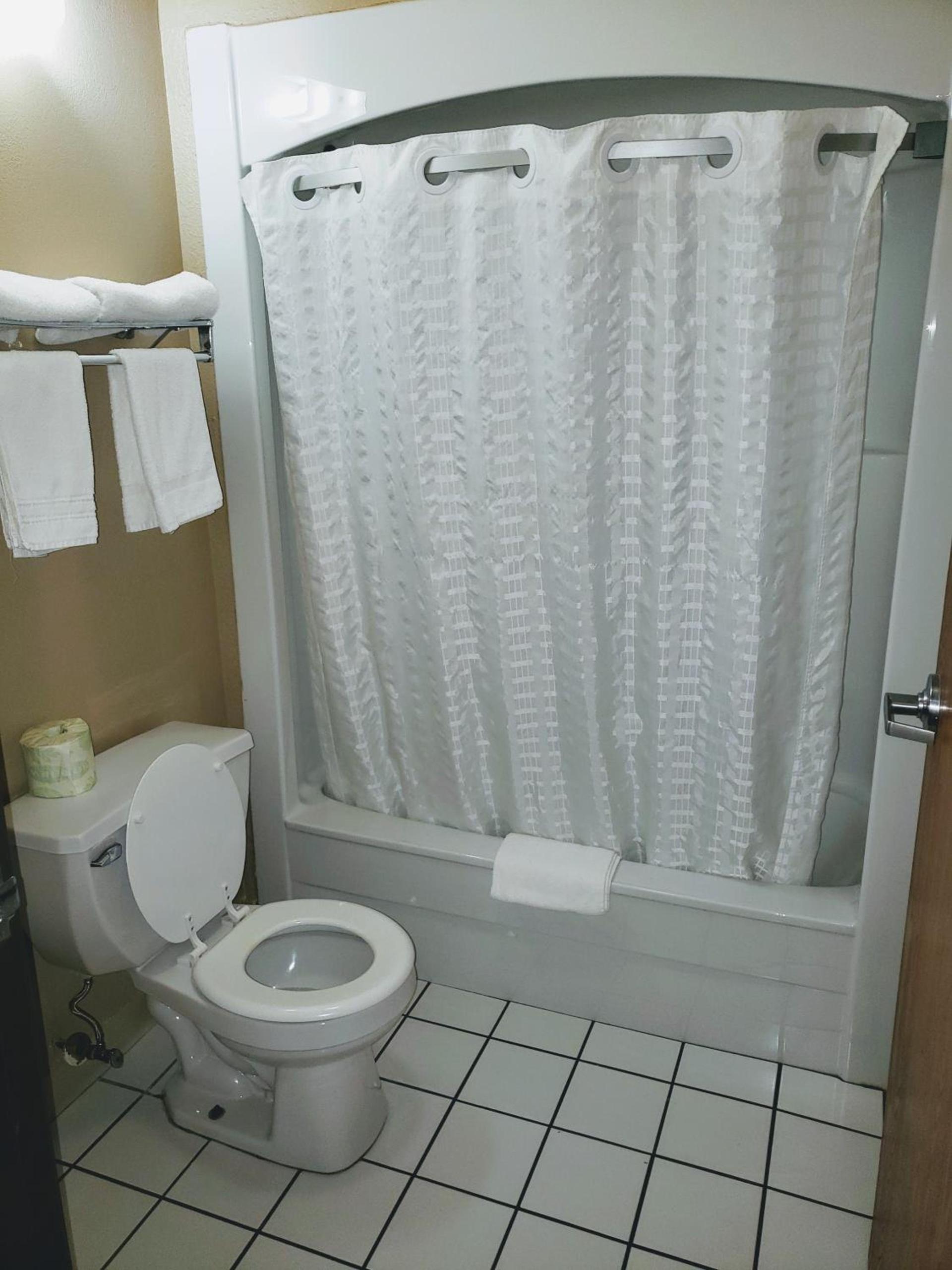 Days Inn & Suites by Wyndham Morris I-80 photo 43