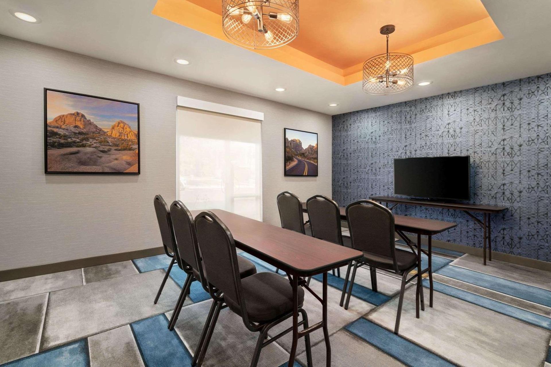 La Quinta Inn & Suites by Wyndham San Bernardino photo 46