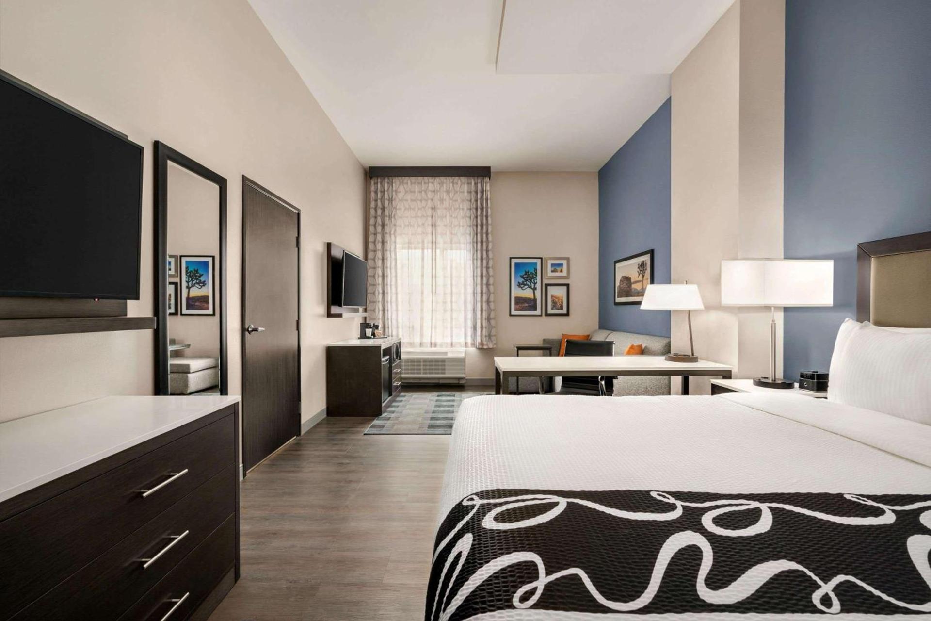 La Quinta Inn & Suites by Wyndham San Bernardino photo 12