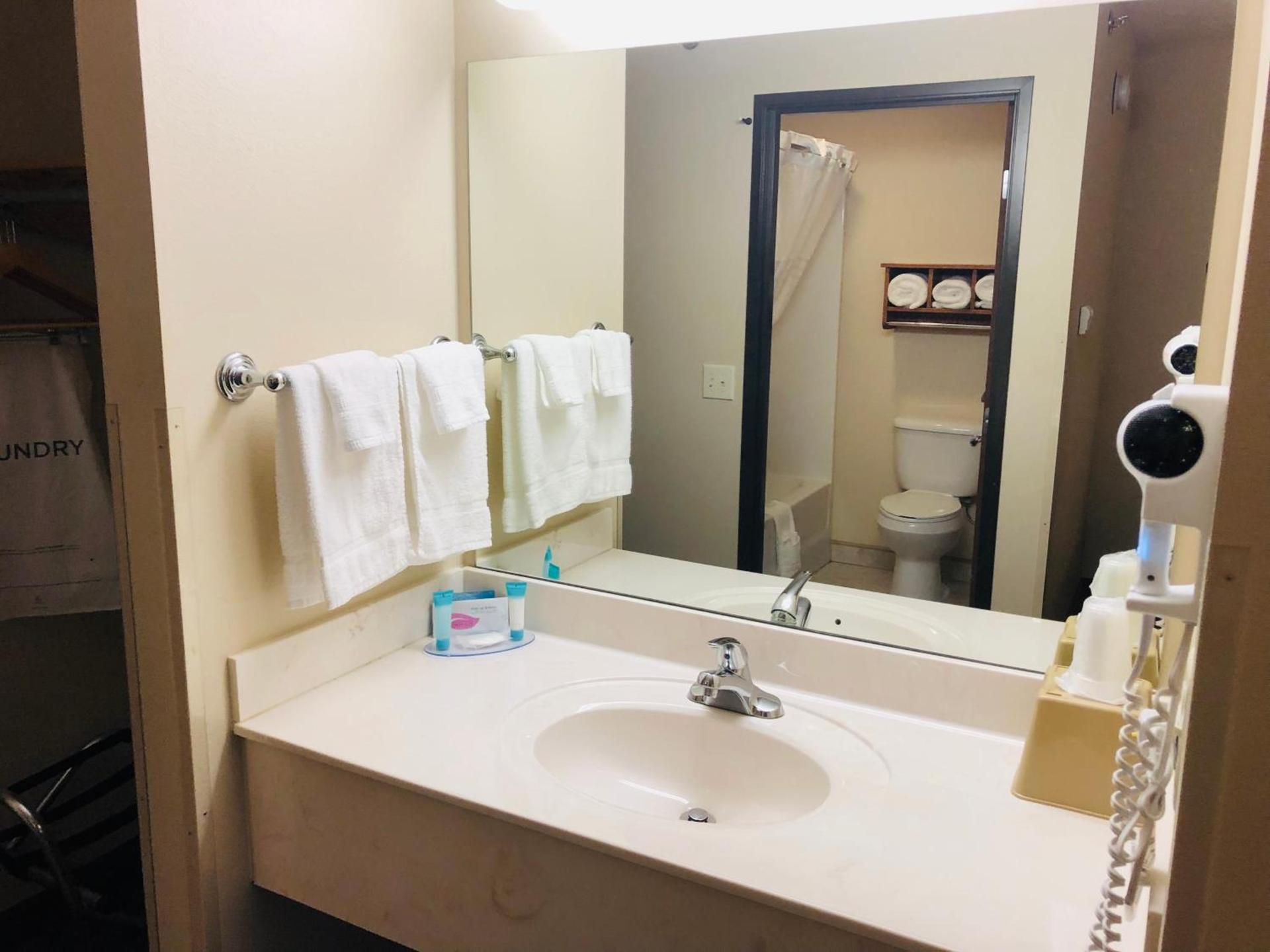 Shenandoah Inn & Suites photo 27
