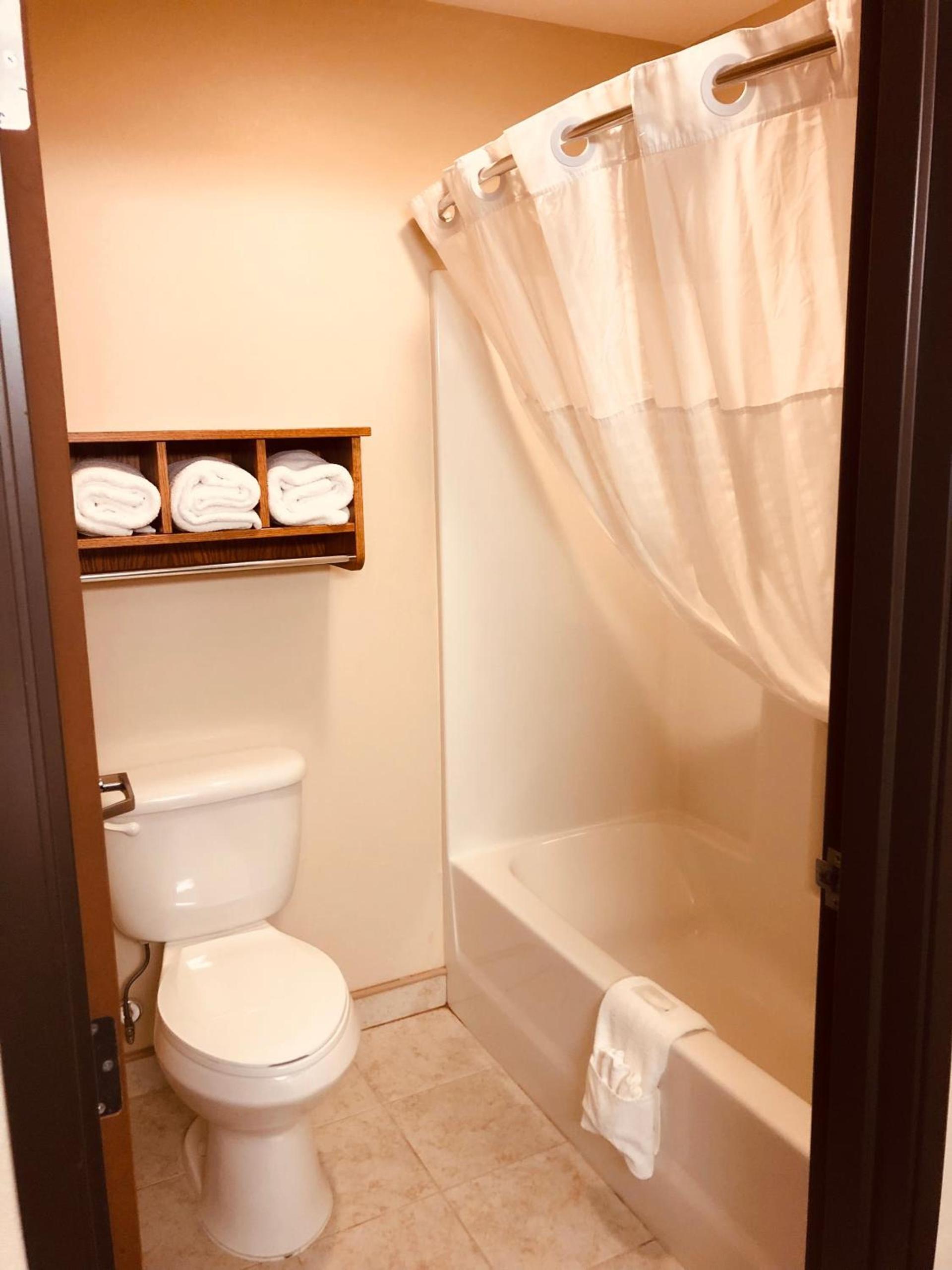 Shenandoah Inn & Suites photo 10