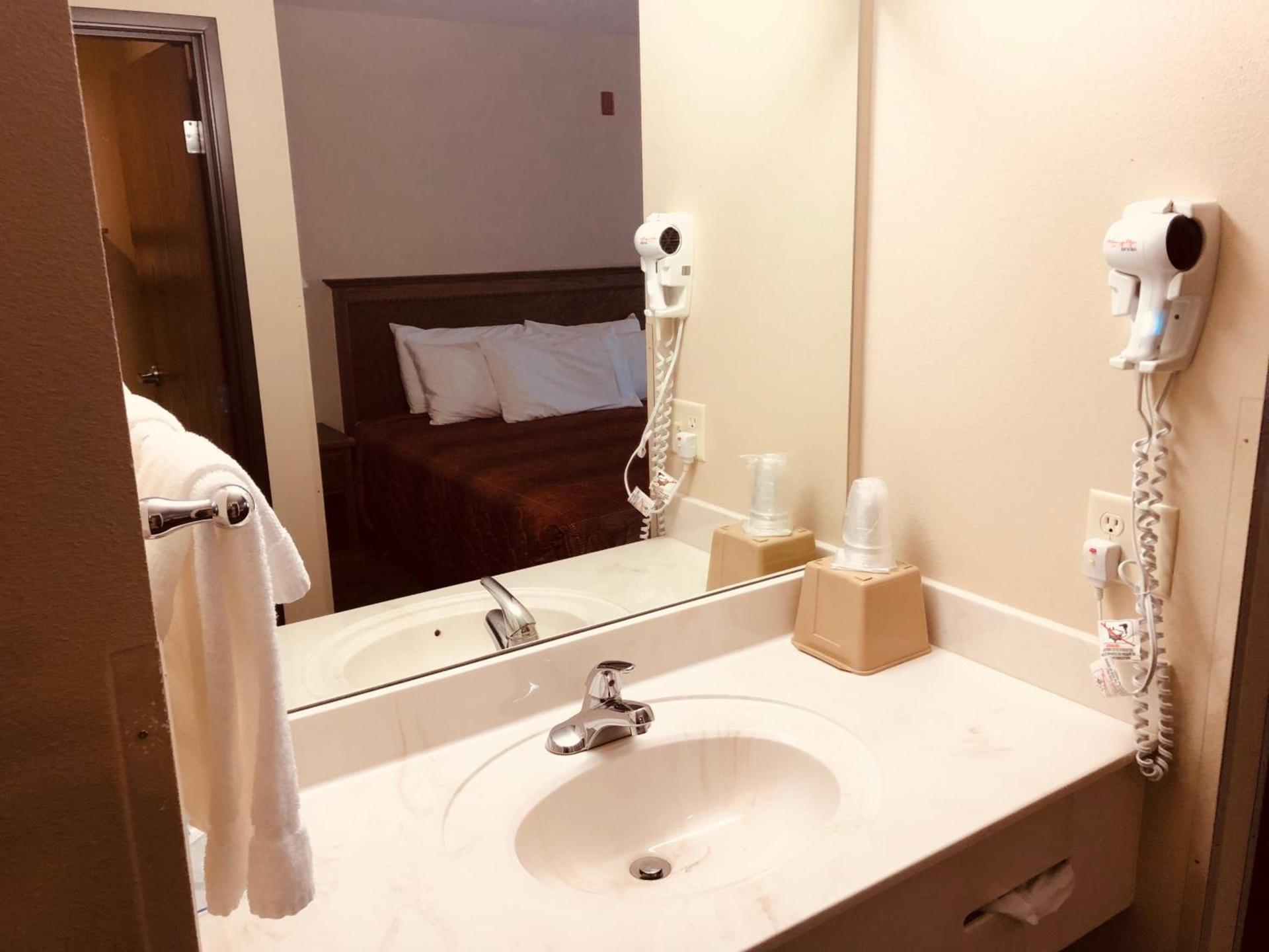 Shenandoah Inn & Suites photo 23