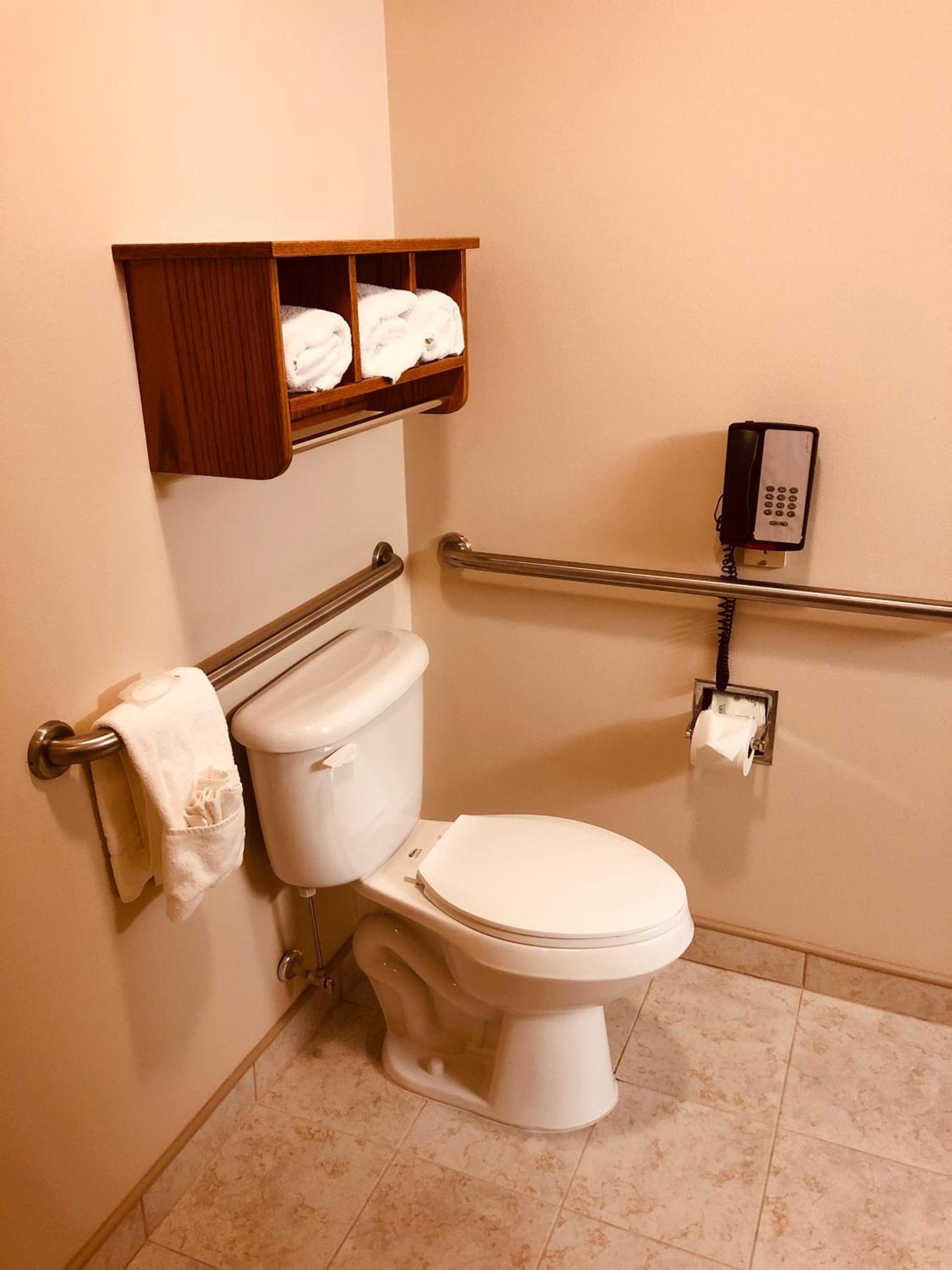 Shenandoah Inn & Suites photo 18
