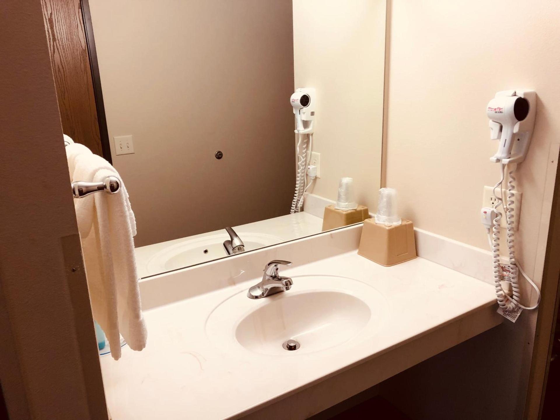 Shenandoah Inn & Suites photo 20