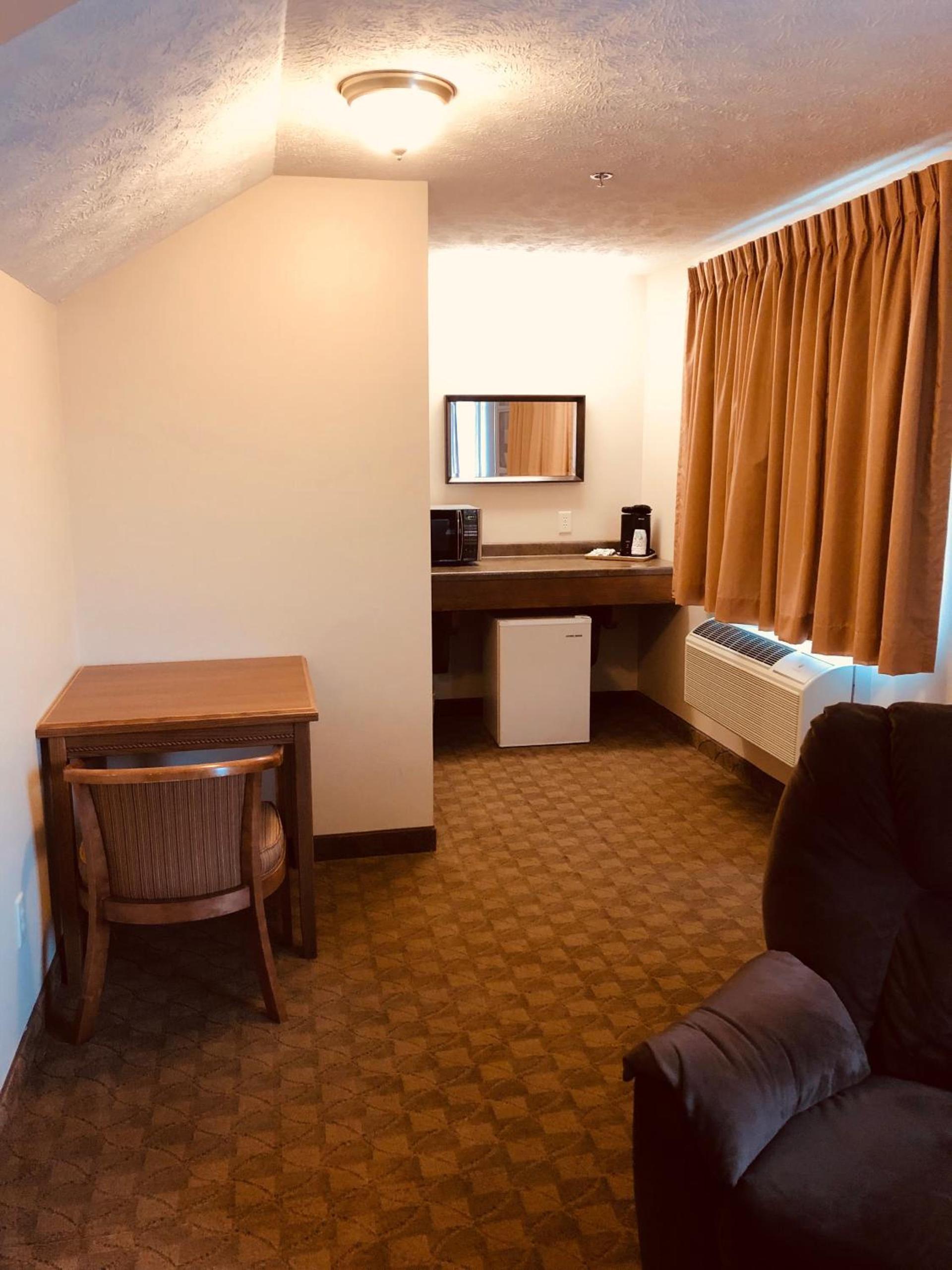 Shenandoah Inn & Suites photo 17
